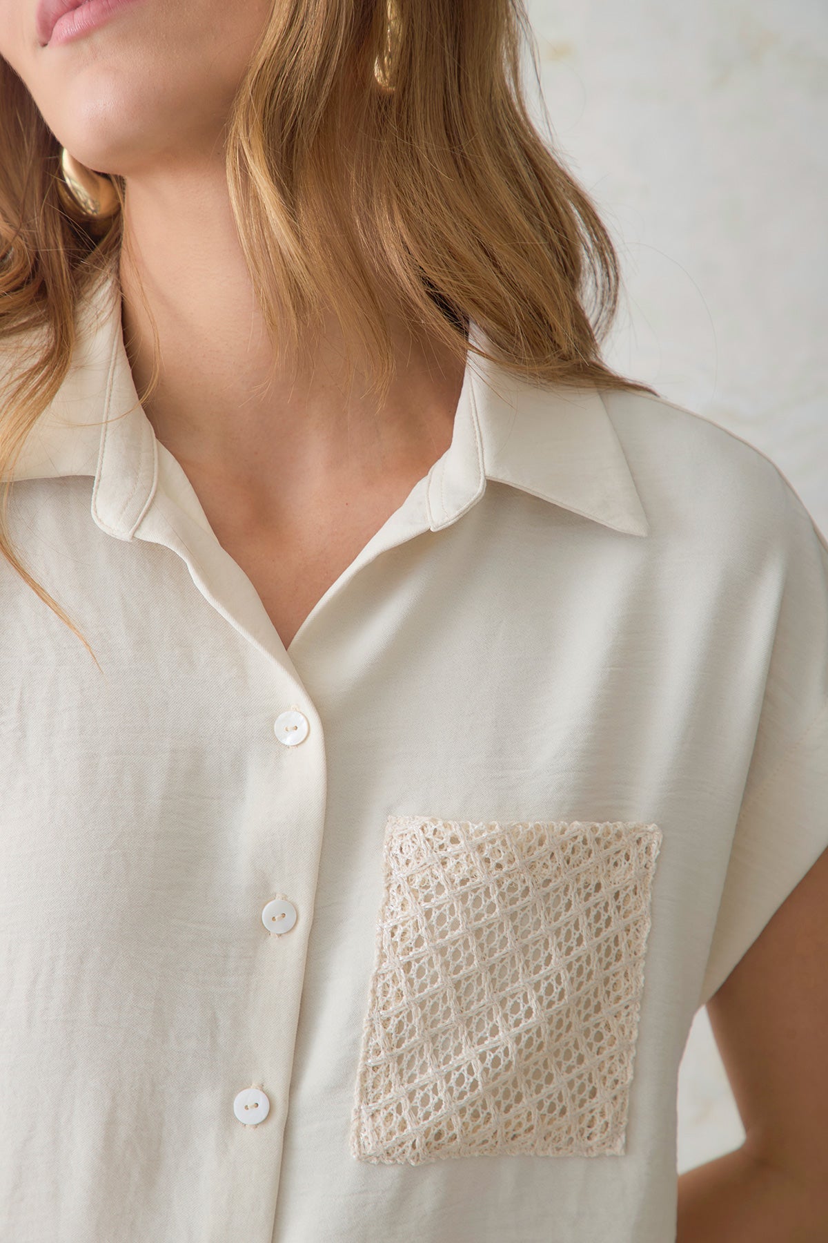 Camisa manga rodada con bolsillo en combinación