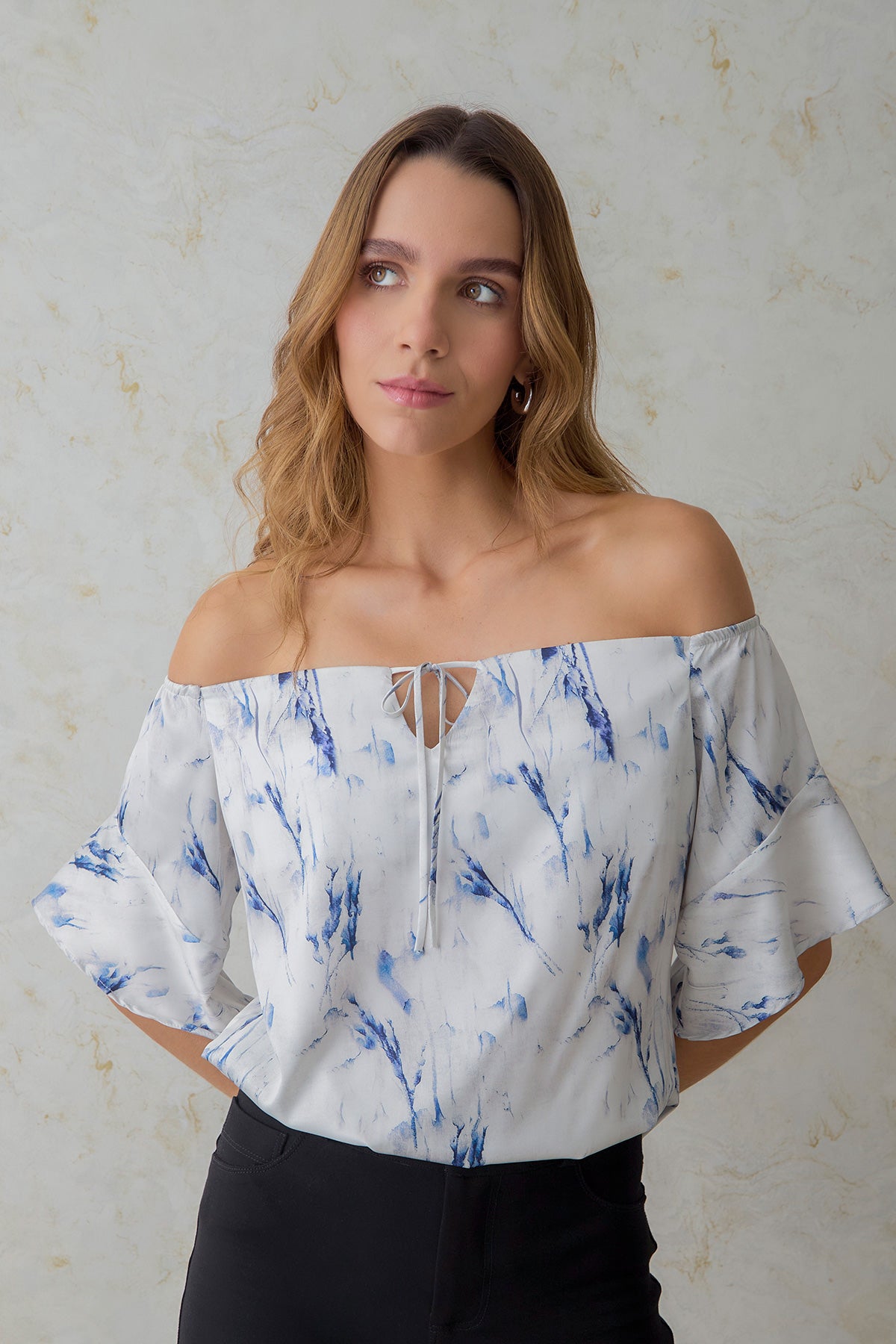 Blusa off shoulder en seda marmolada