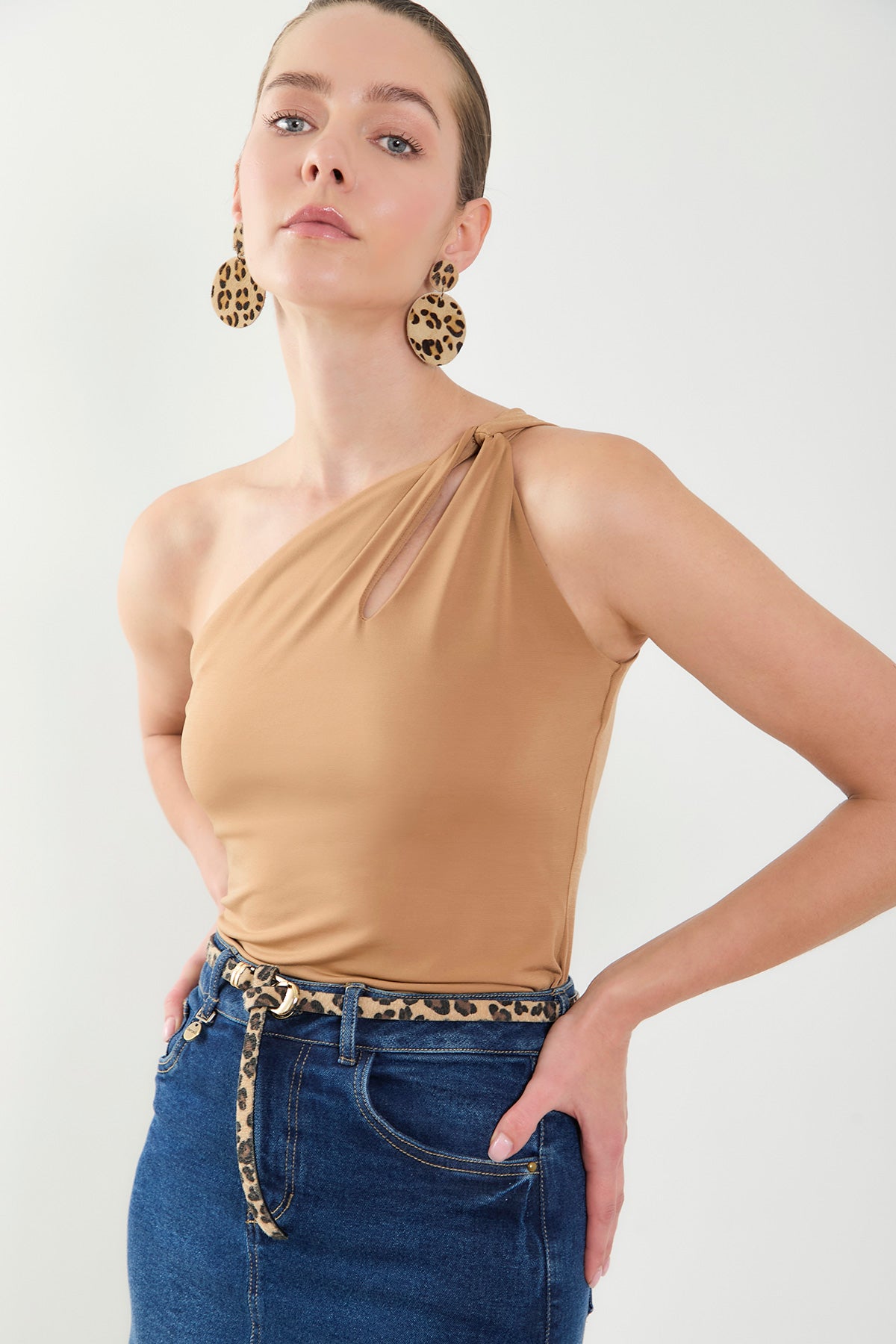 Blusa solo hombro con abertura en punto