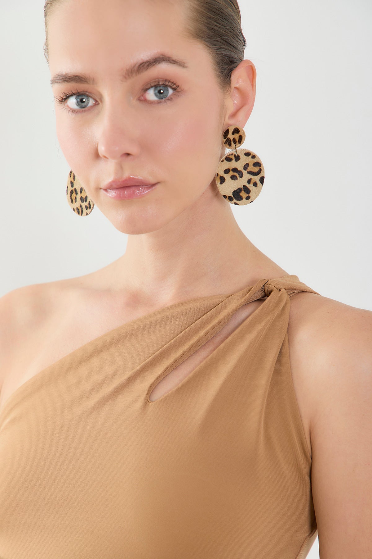 Blusa solo hombro con abertura en punto