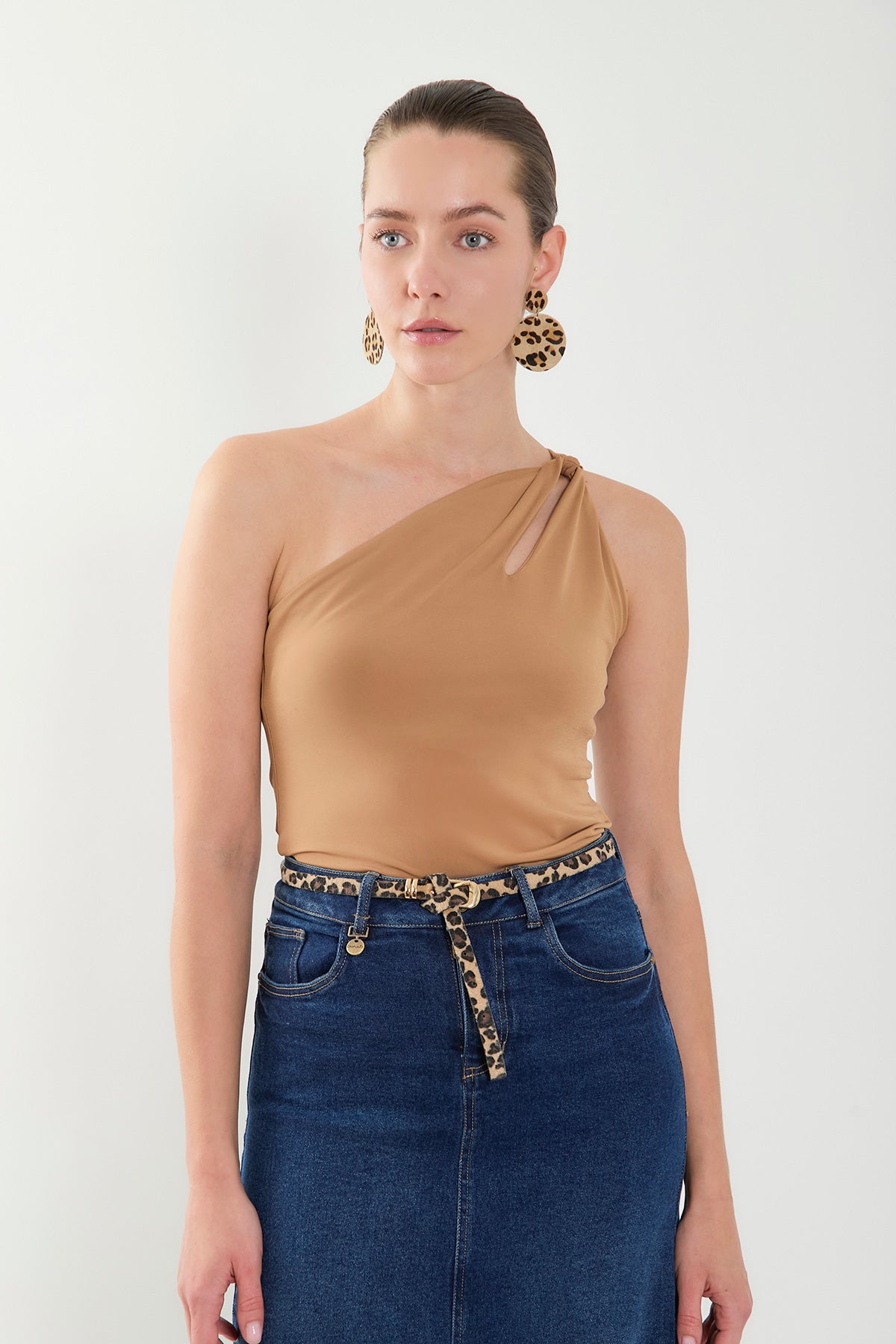 Blusa solo hombro con abertura en punto