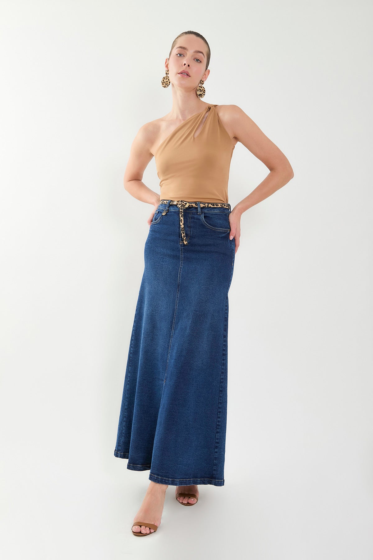 Blusa solo hombro con abertura en punto