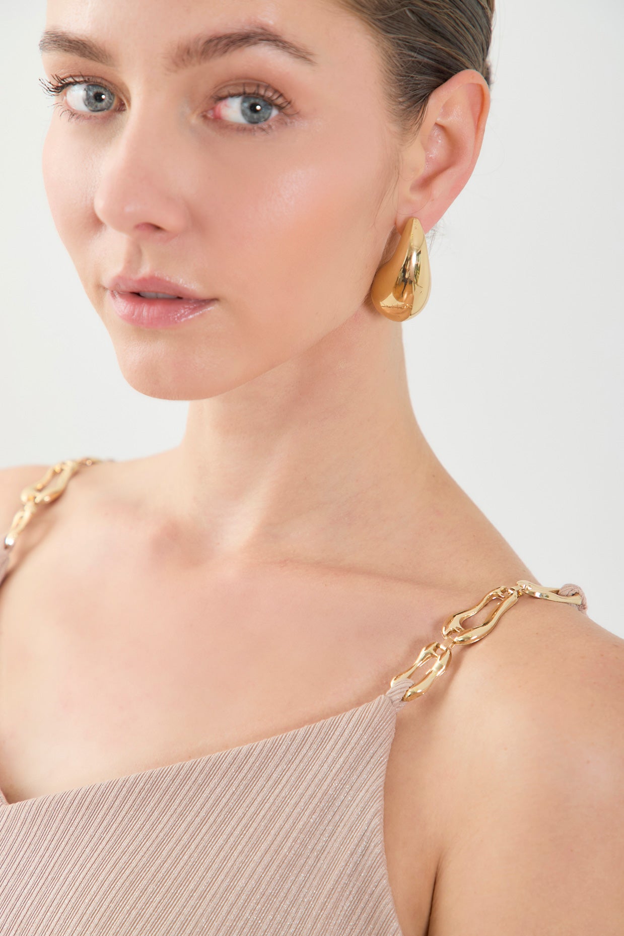 Blusas de tiras con herraje cadena en punto efecto foil