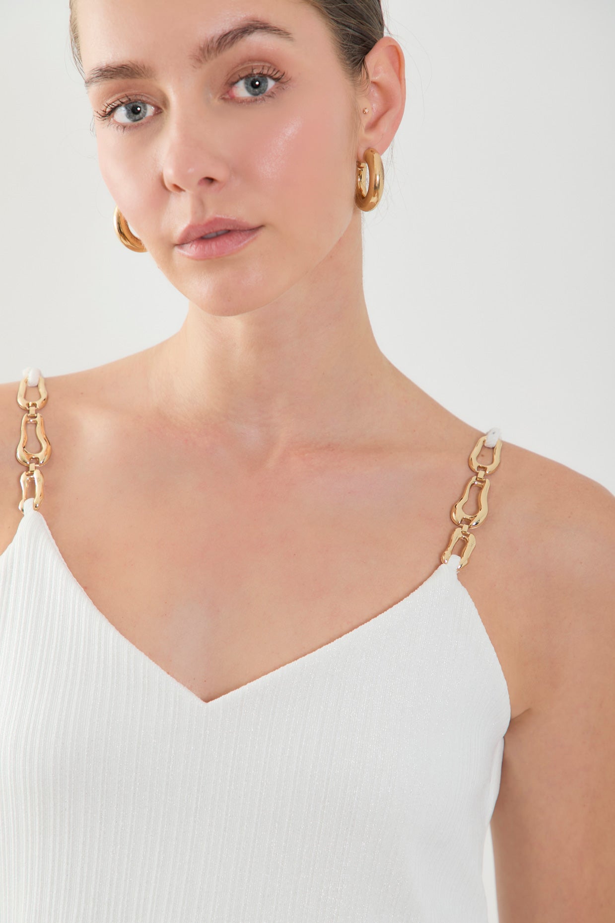 Blusas de tiras con herraje cadena en punto efecto foil