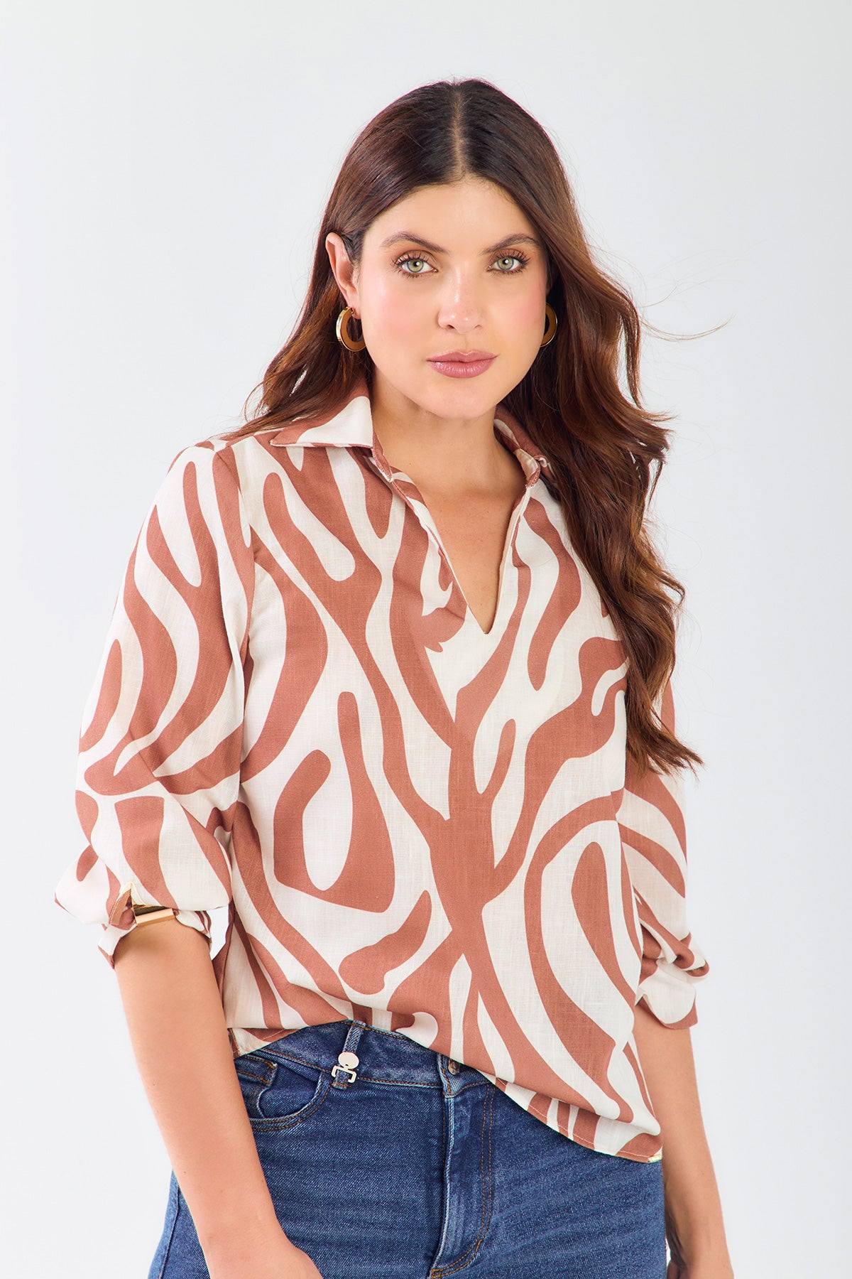 Blusón manga 3/4 con herraje estampado efecto lino