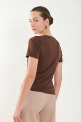 Camiseta manga corta con recogido en lateral y punta en V