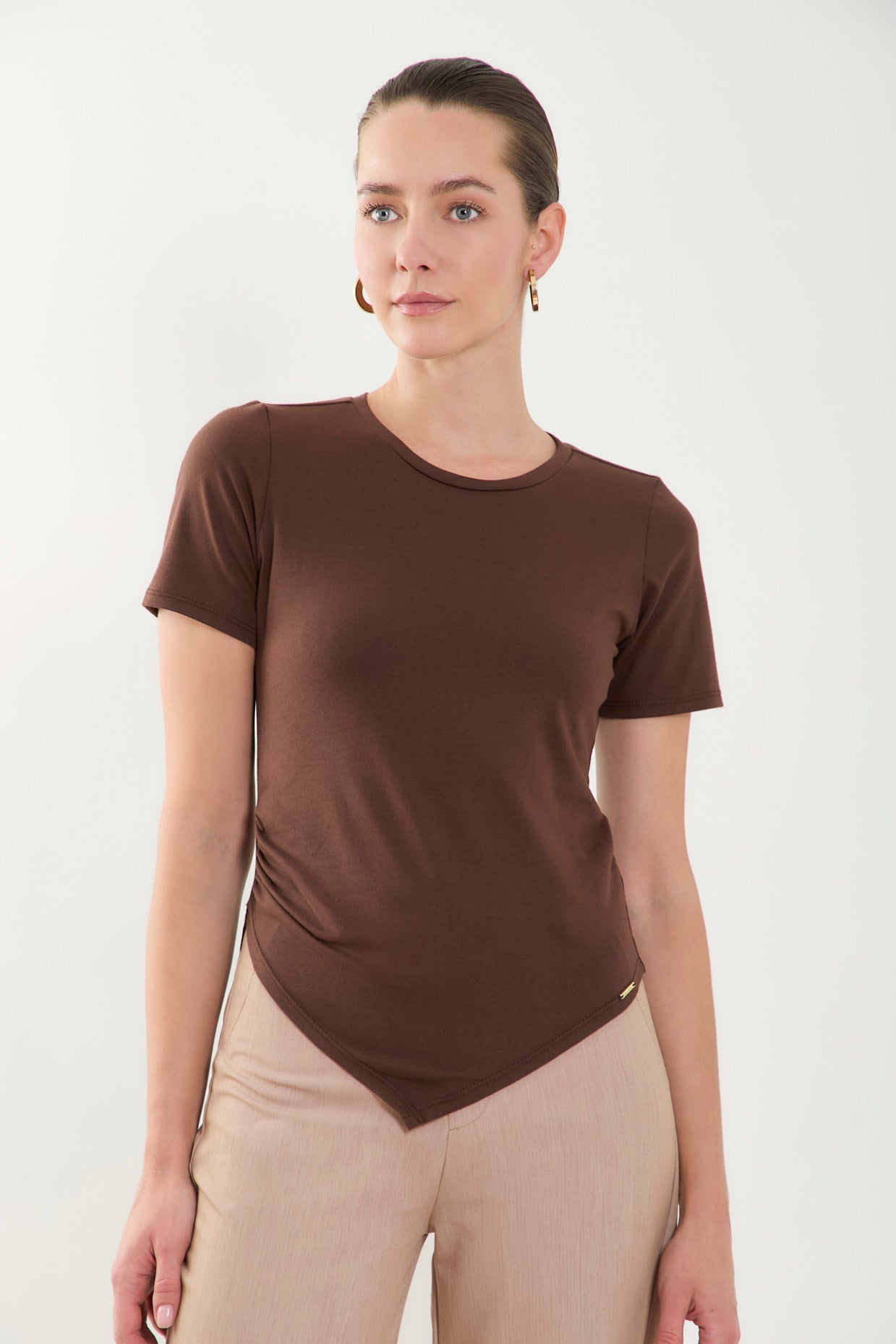 Camiseta manga corta con recogido en lateral y punta en V