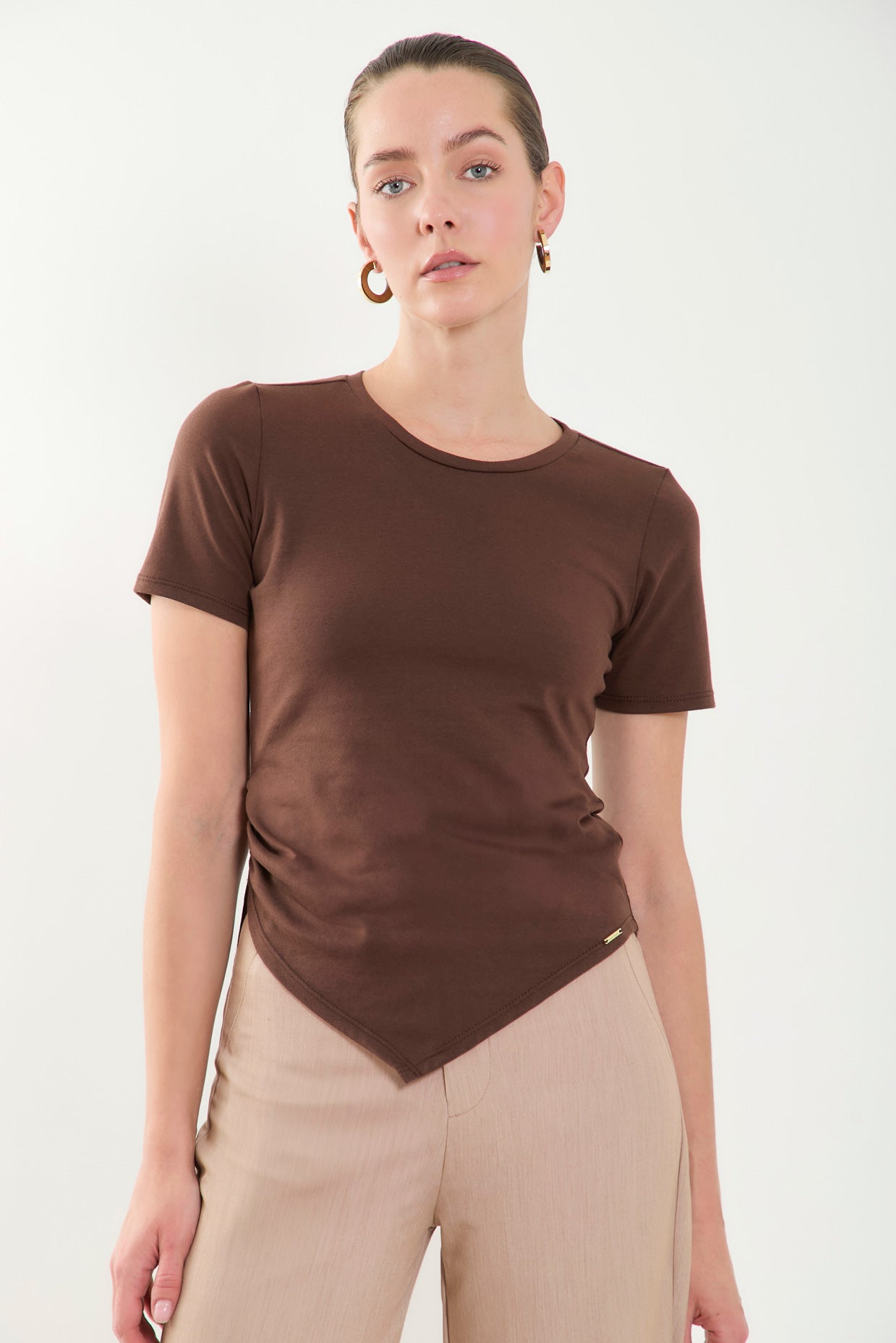 Camiseta manga corta con recogido en lateral y punta en V