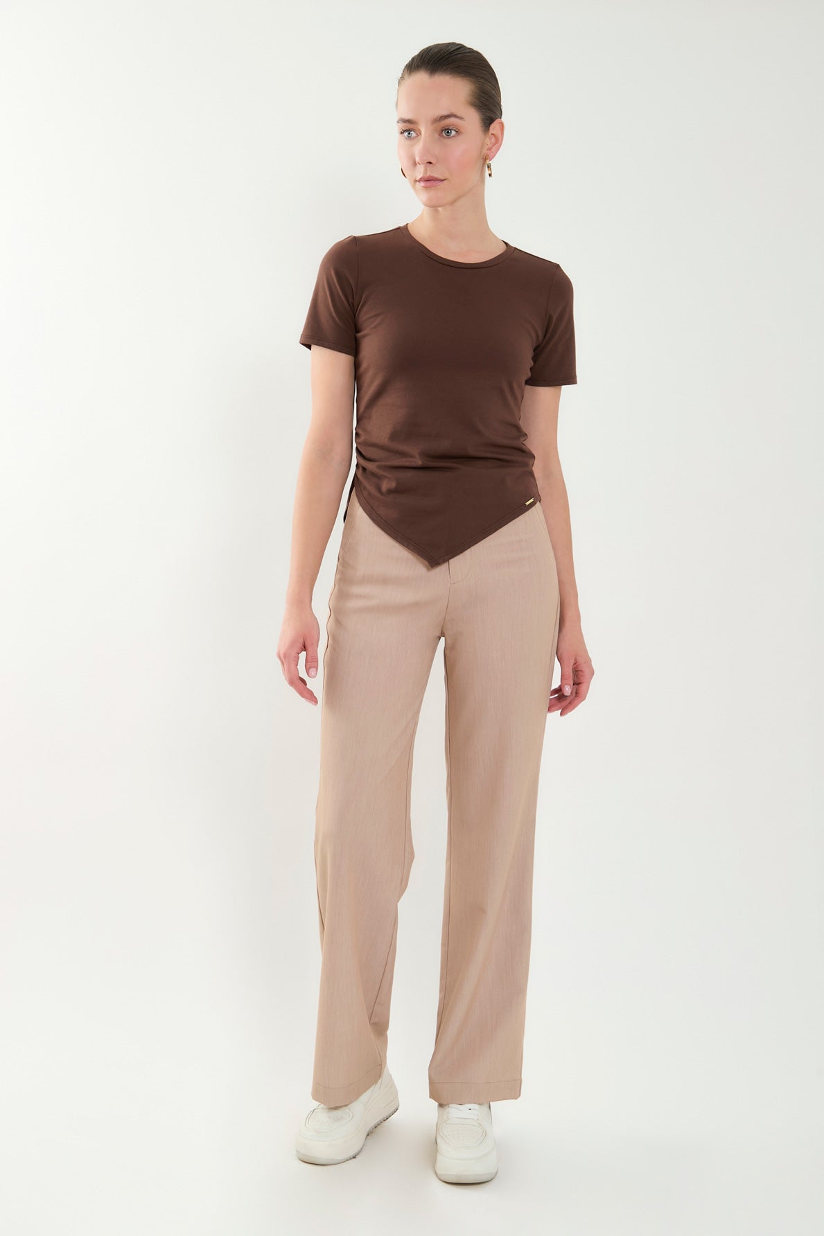 Camiseta manga corta con recogido en lateral y punta en V