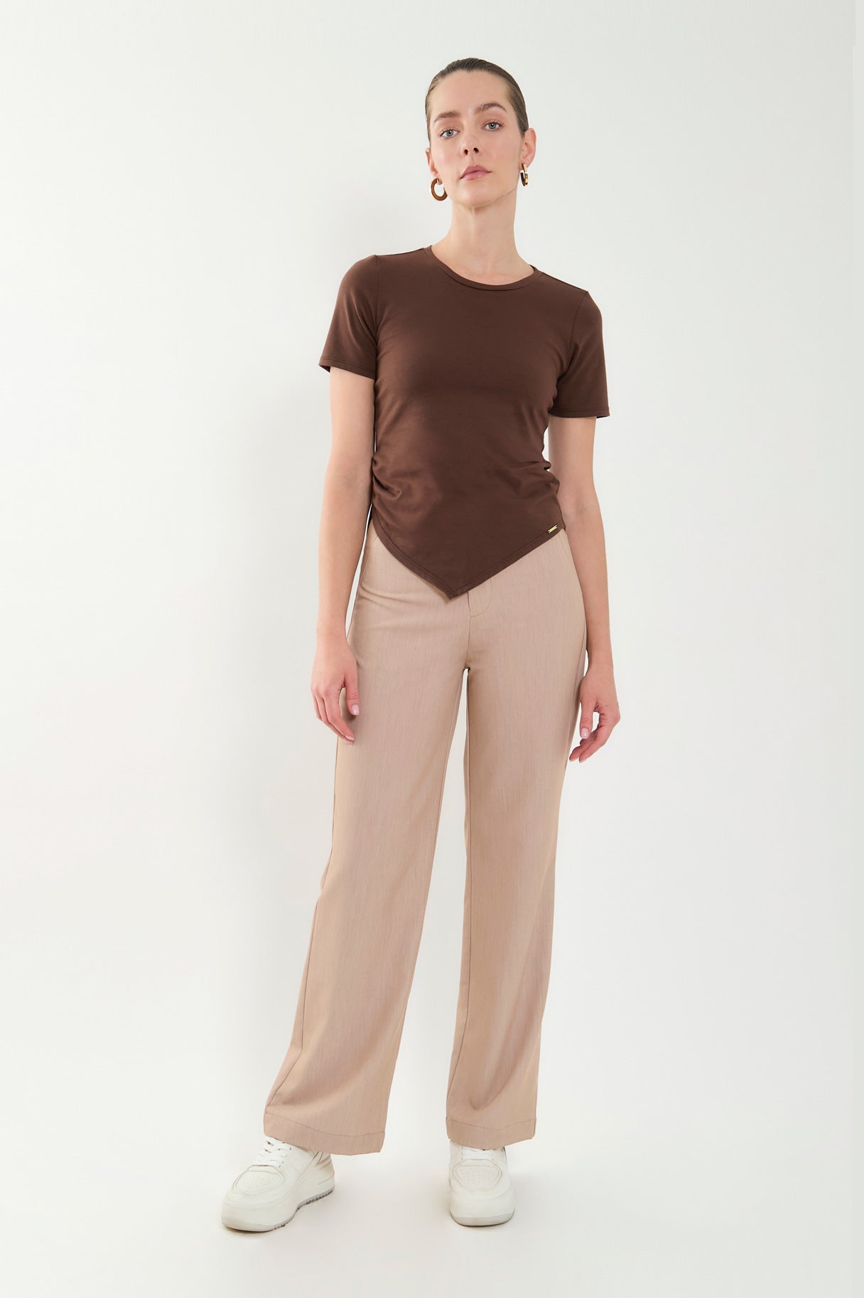 Camiseta manga corta con recogido en lateral y punta en V