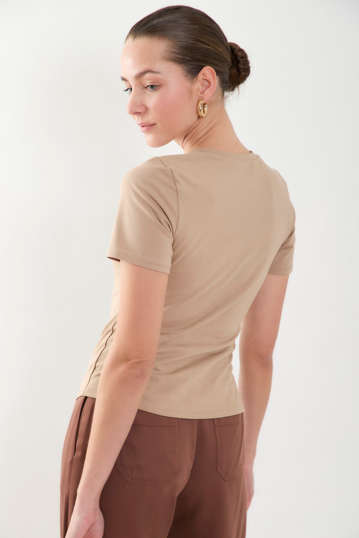 Camiseta manga corta con recogido en lateral y punta en V