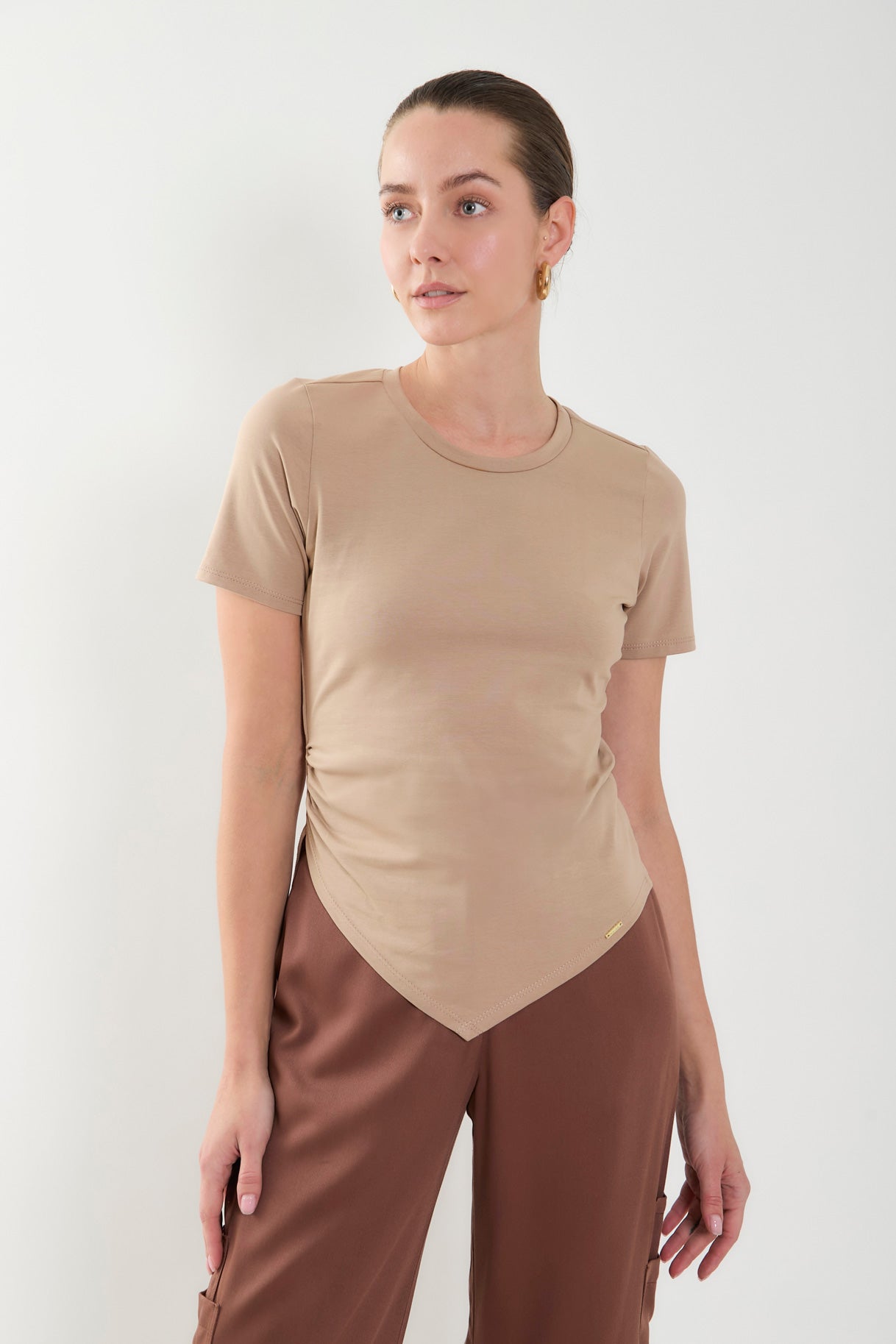 Camiseta manga corta con recogido en lateral y punta en V