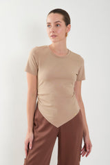 Camiseta manga corta con recogido en lateral y punta en V