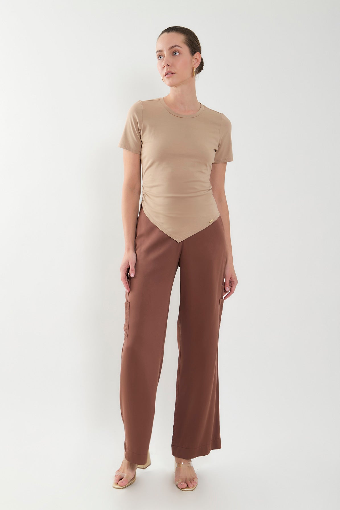 Camiseta manga corta con recogido en lateral y punta en V