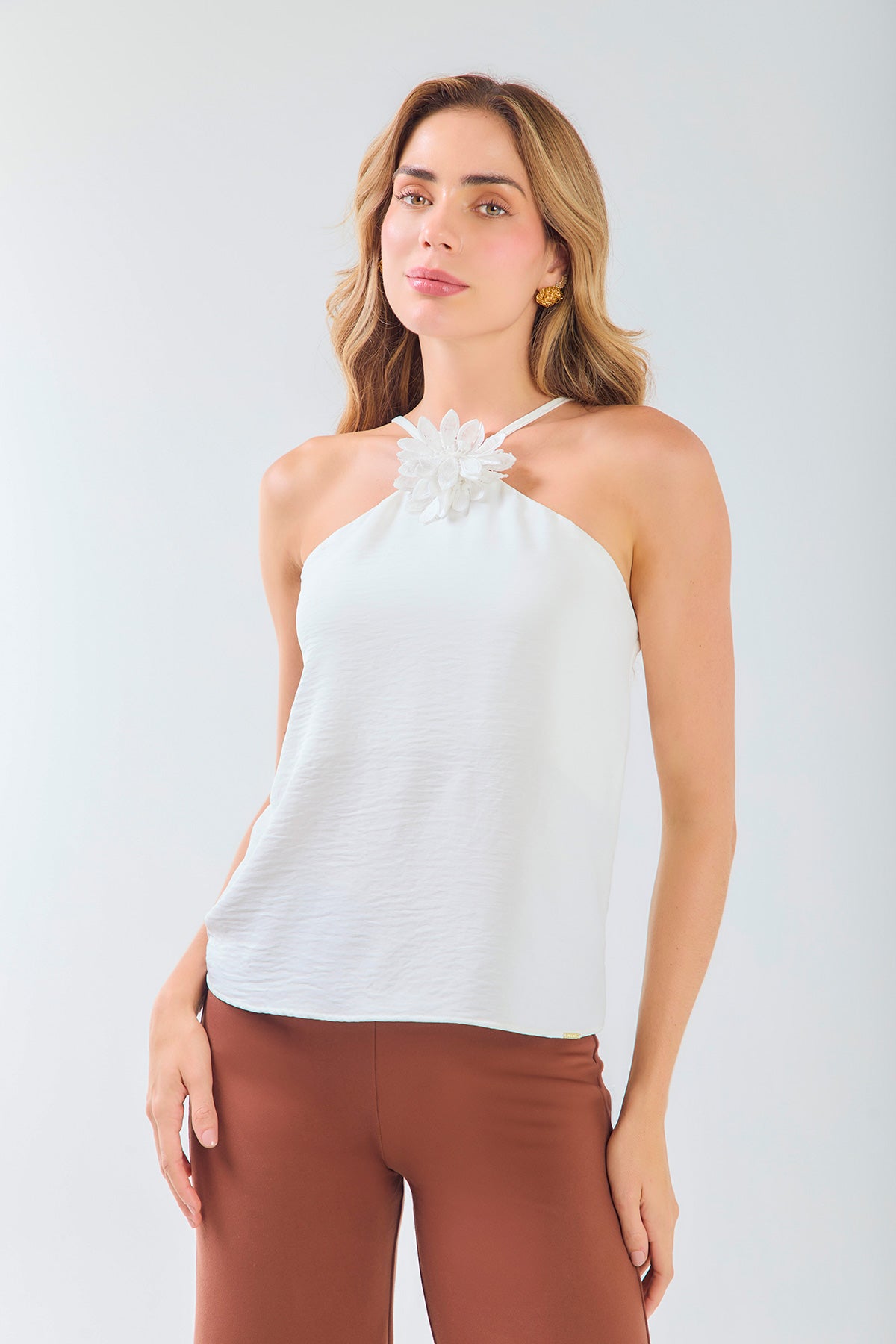 Blusa halter detalle con flor a tono