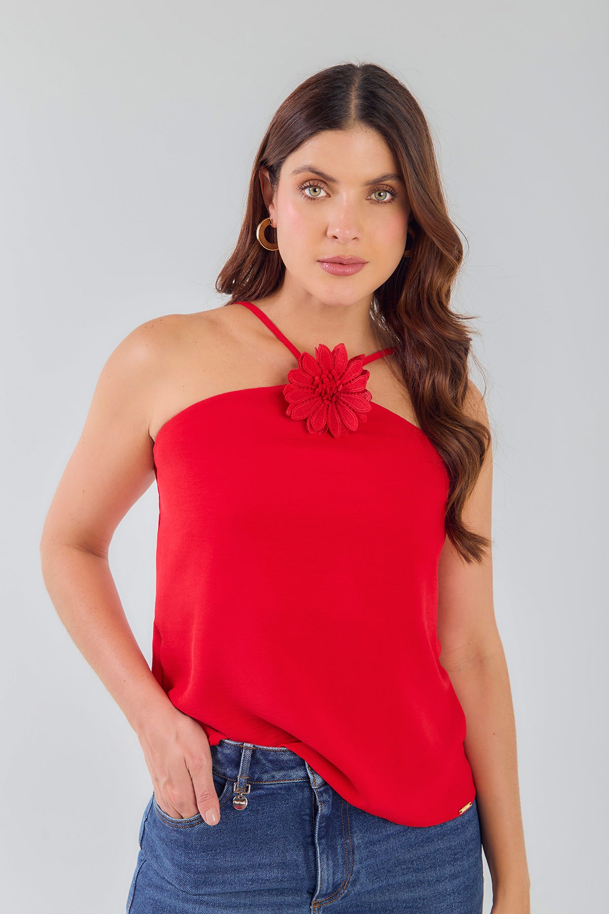 Blusa halter detalle con flor a tono