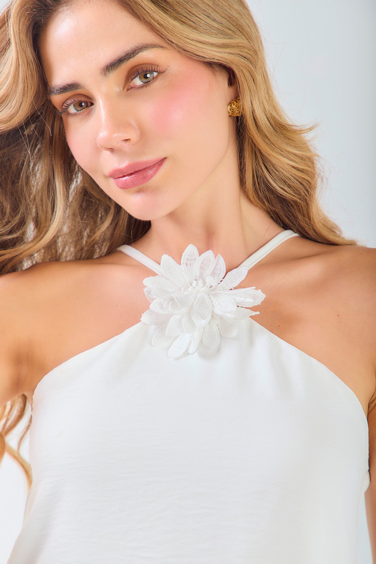 Blusa halter detalle con flor a tono