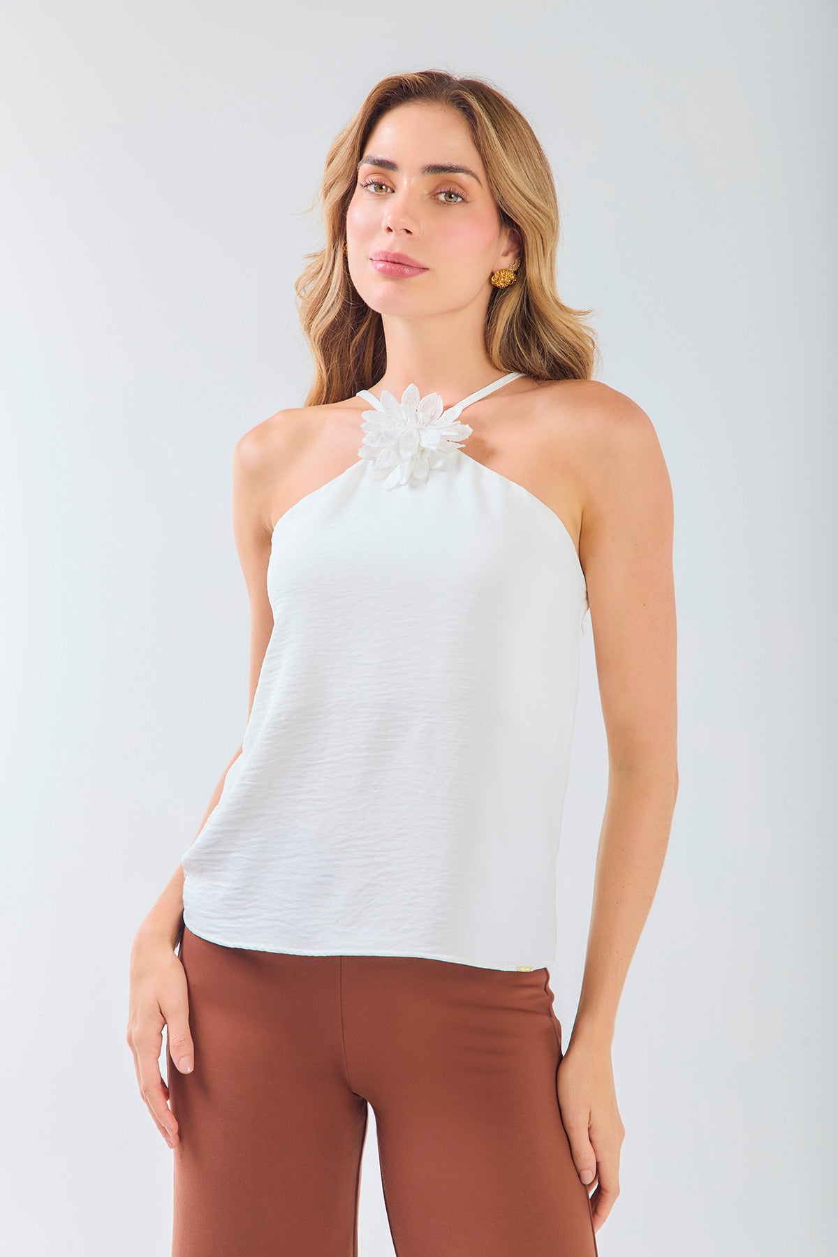 Blusa halter detalle con flor a tono