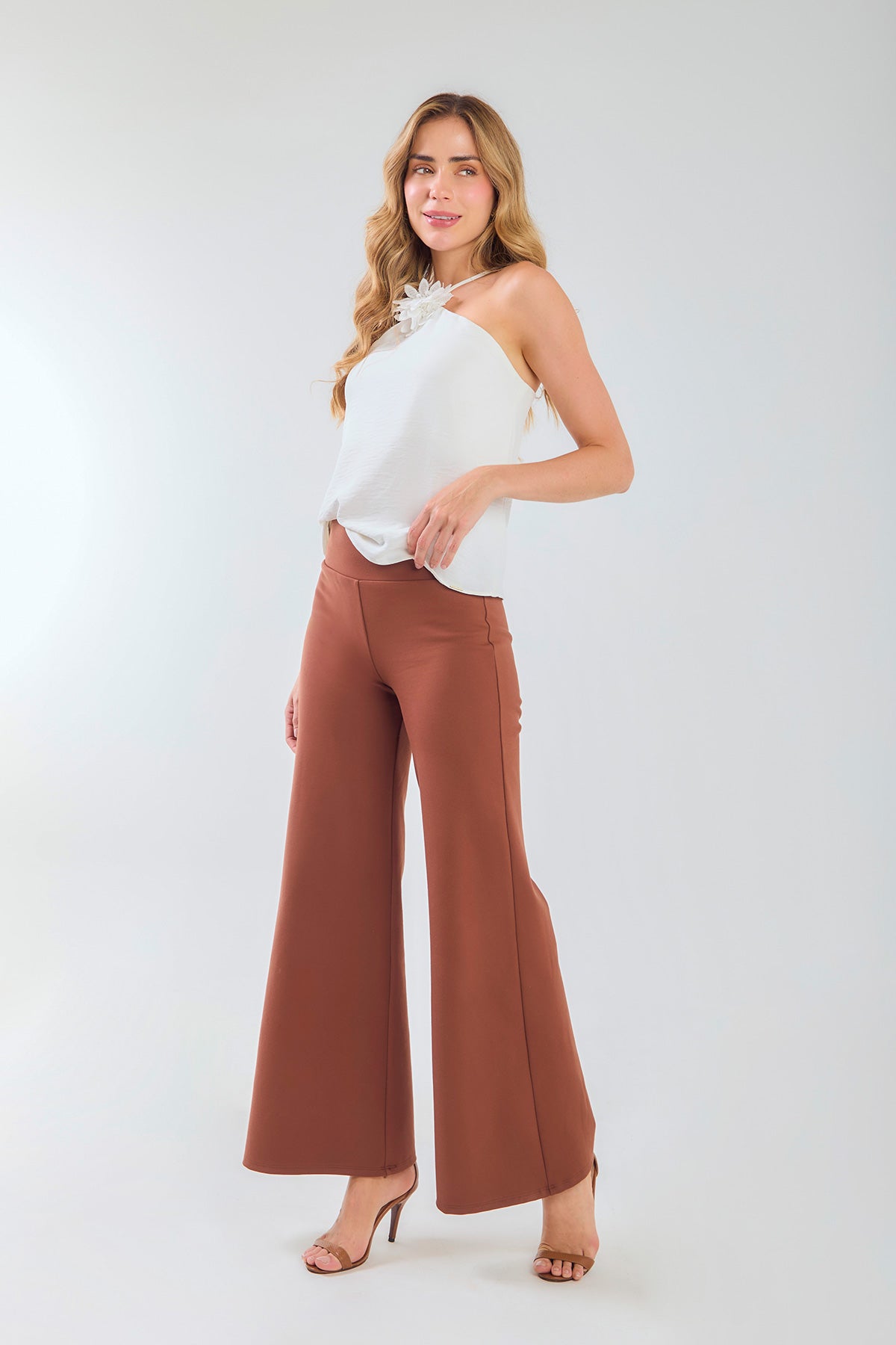 Blusa halter detalle con flor a tono