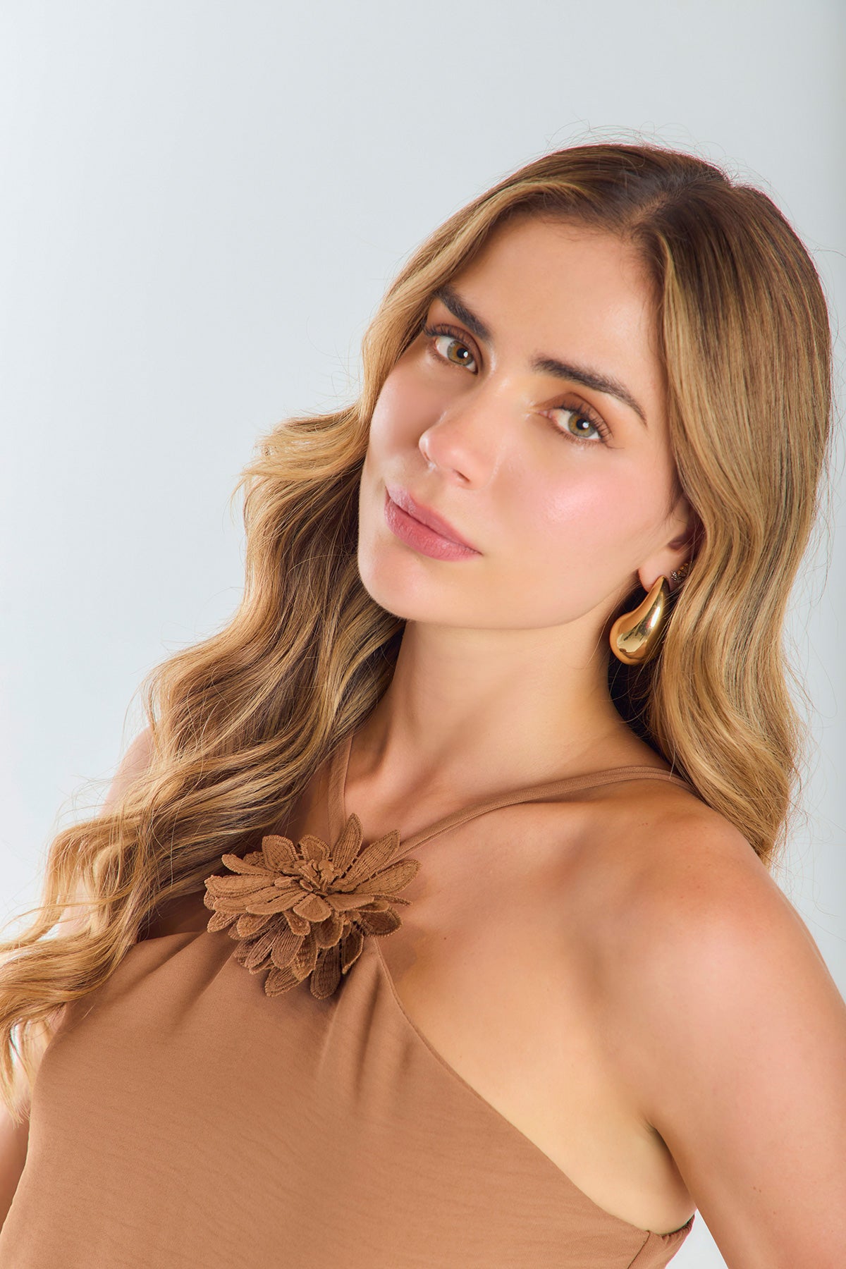 Blusa halter detalle con flor a tono