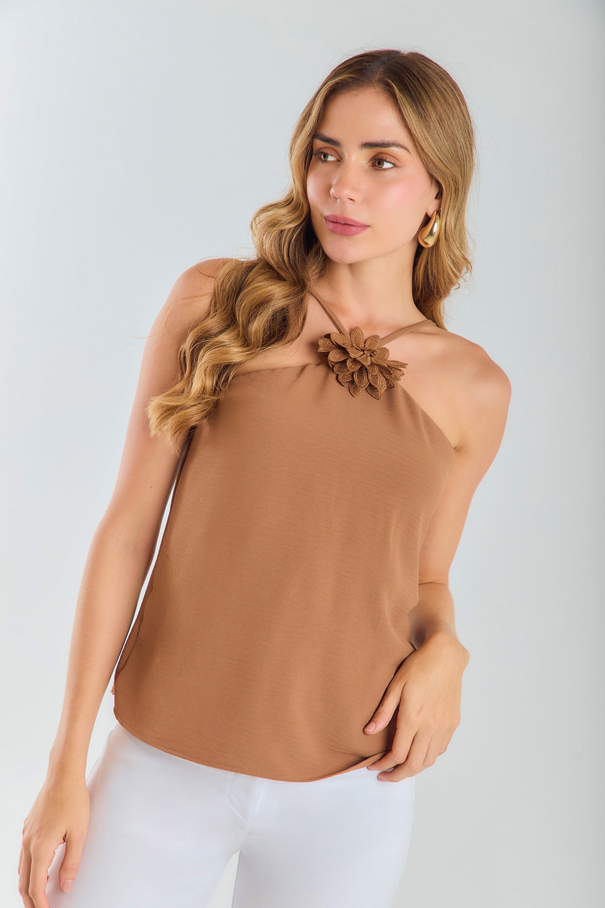 Blusa halter detalle con flor a tono