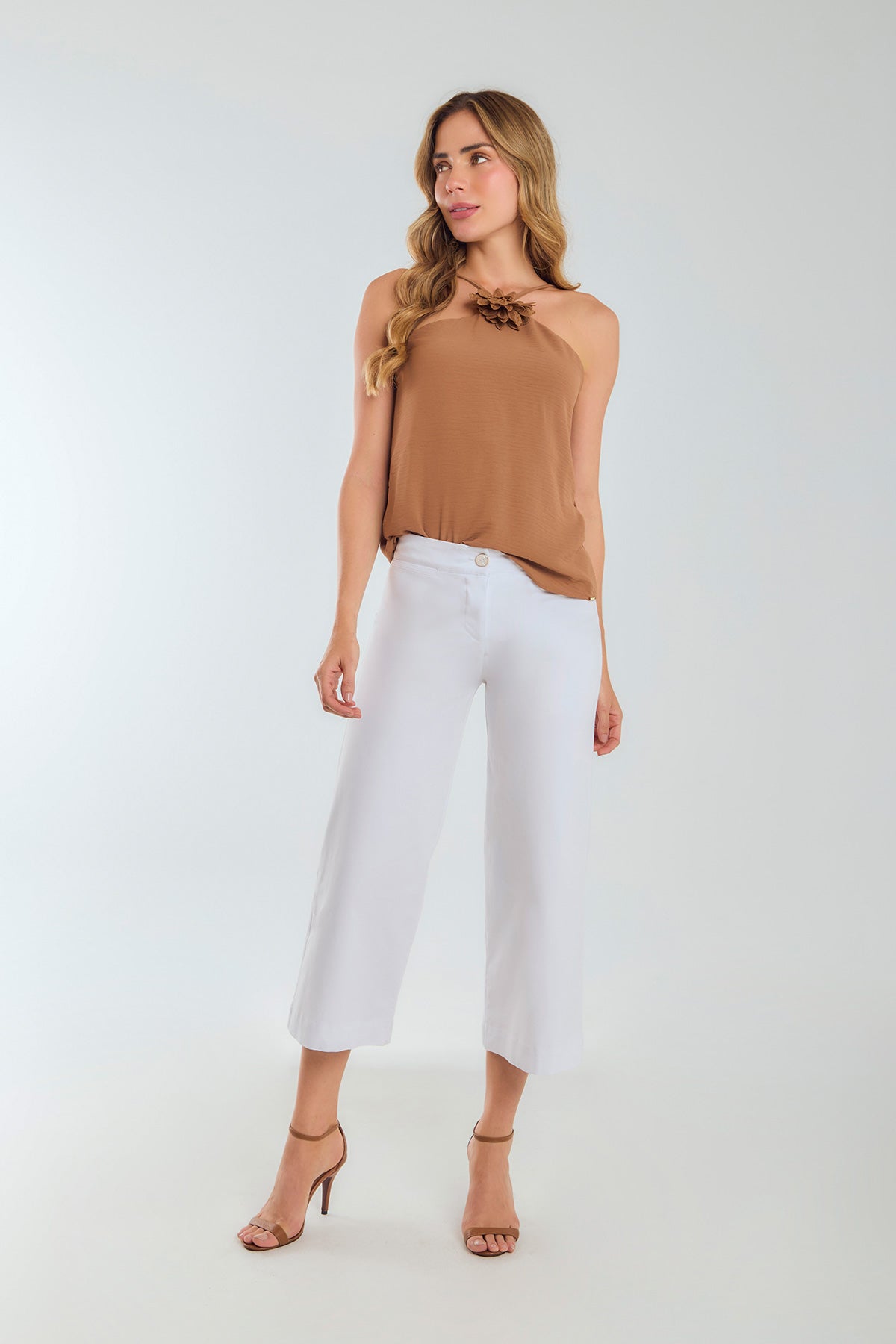 Blusa halter detalle con flor a tono