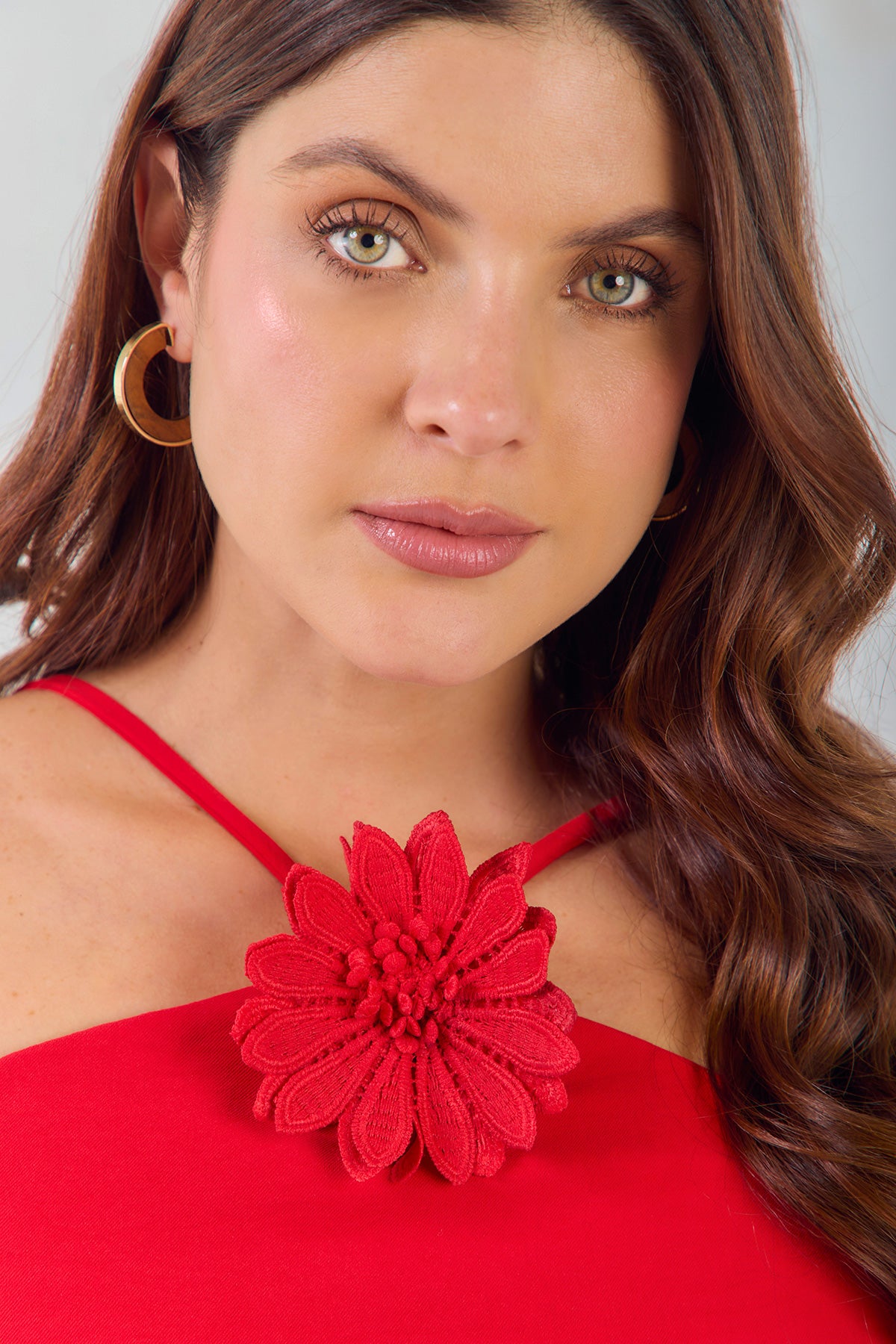 Blusa halter detalle con flor a tono