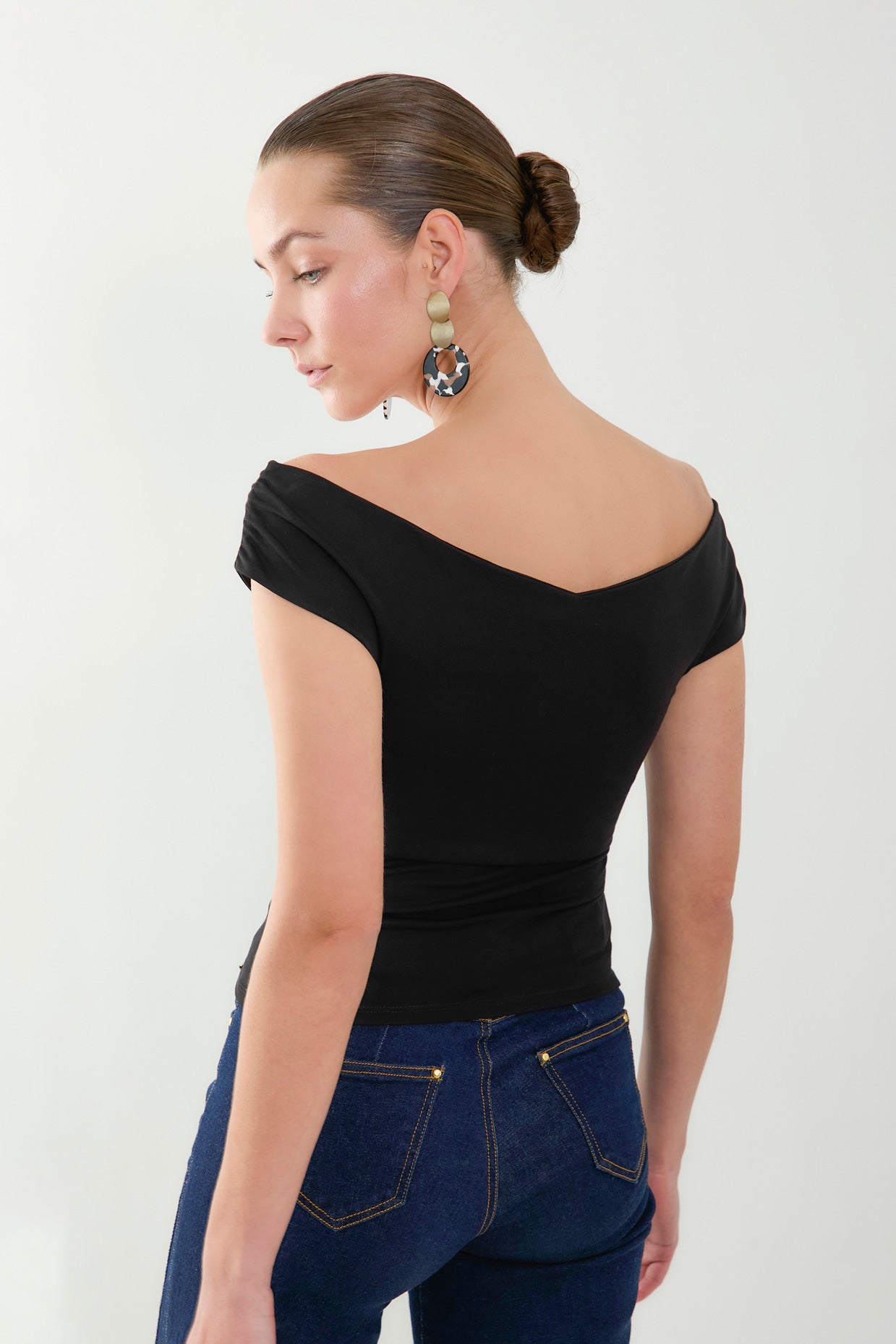 Blusa off shoulder en punto detalle escote con flor