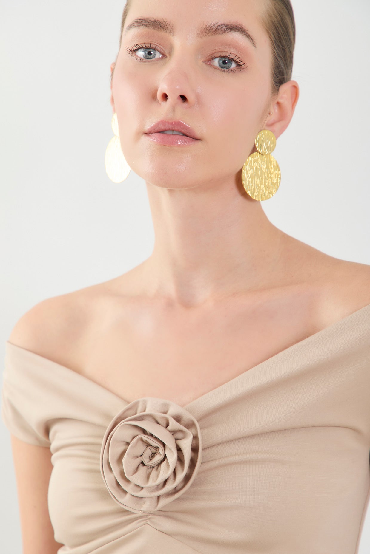 Blusa off shoulder en punto detalle escote con flor