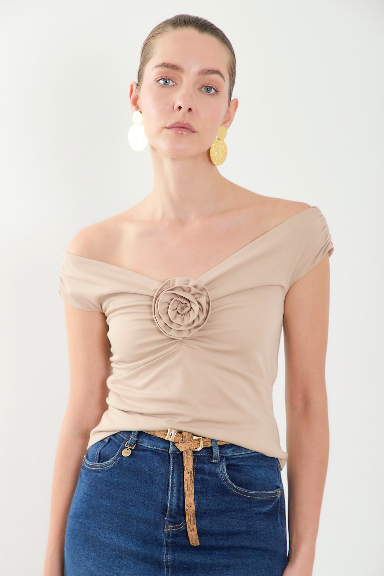 Blusa off shoulder en punto detalle escote con flor