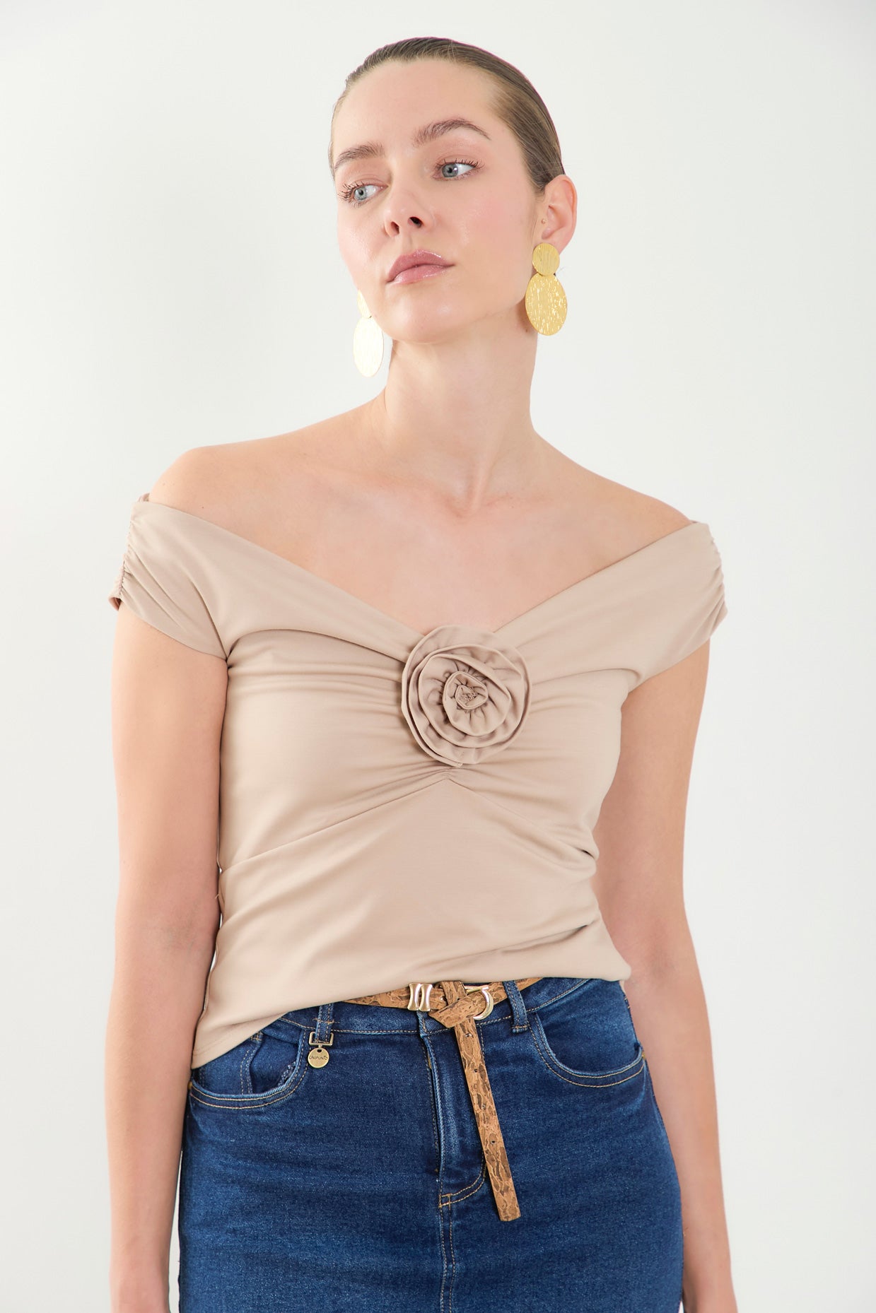 Blusa off shoulder en punto detalle escote con flor
