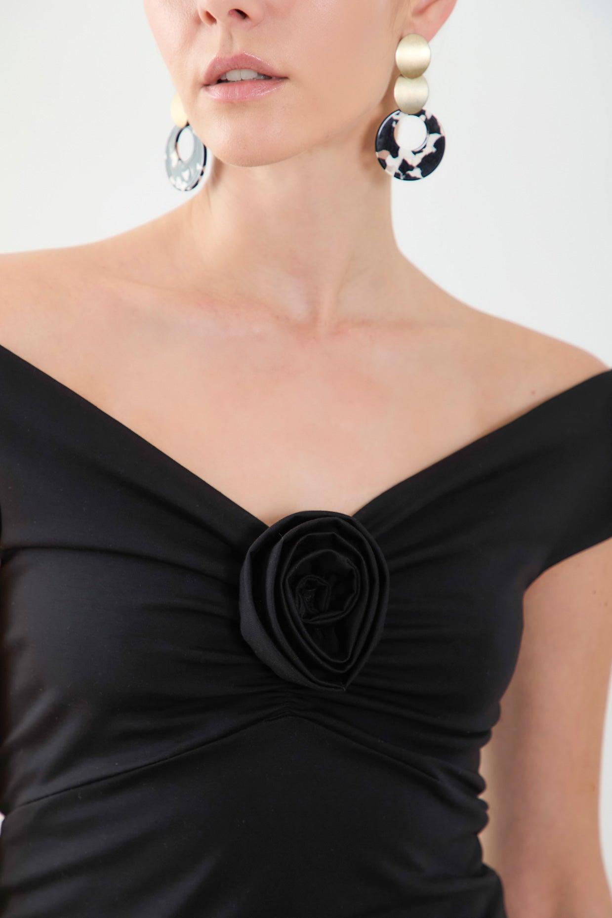 Blusa off shoulder en punto detalle escote con flor