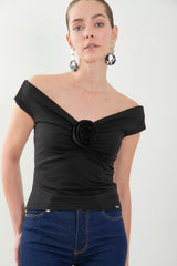 Blusa off shoulder en punto detalle escote con flor