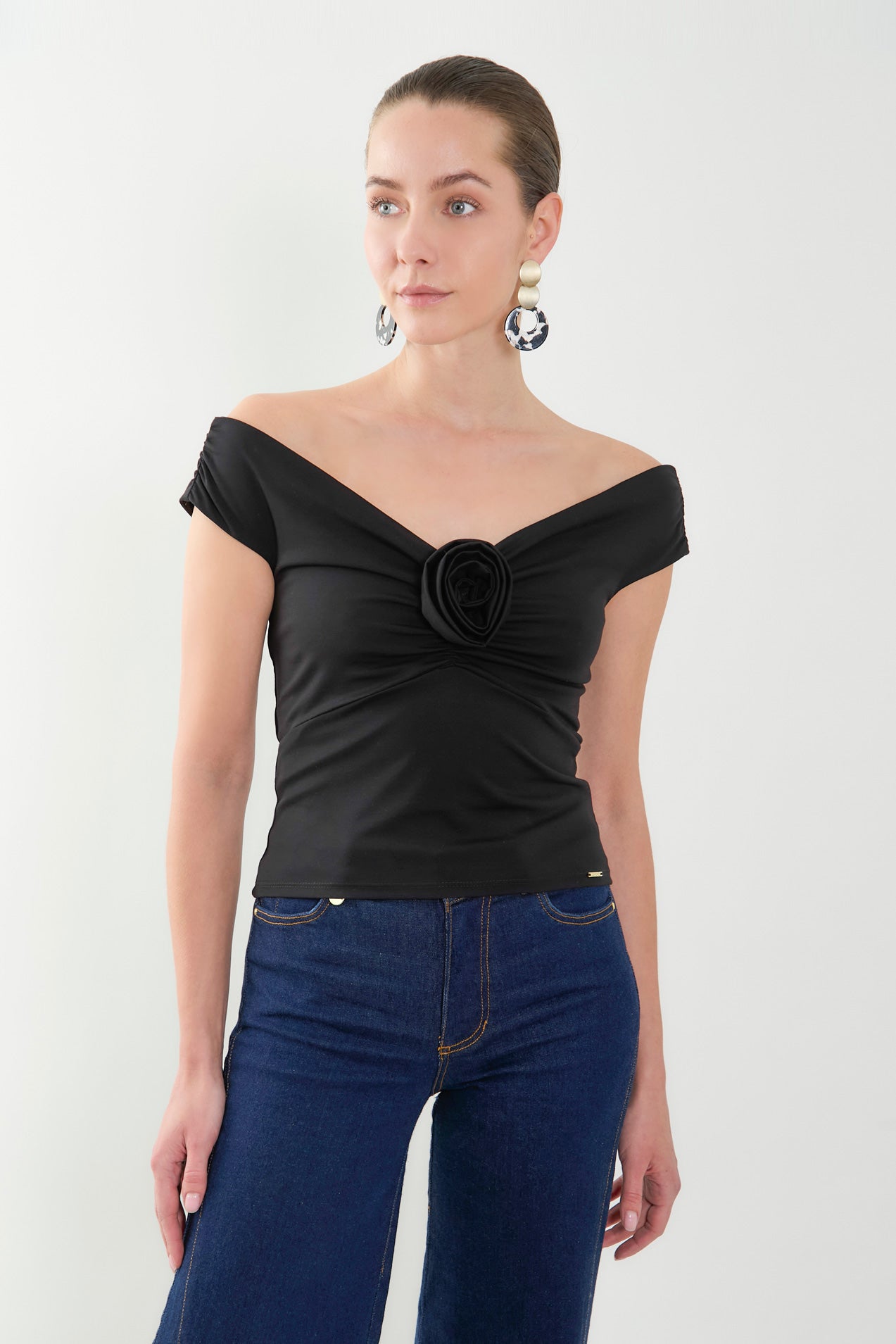 Blusa off shoulder en punto detalle escote con flor