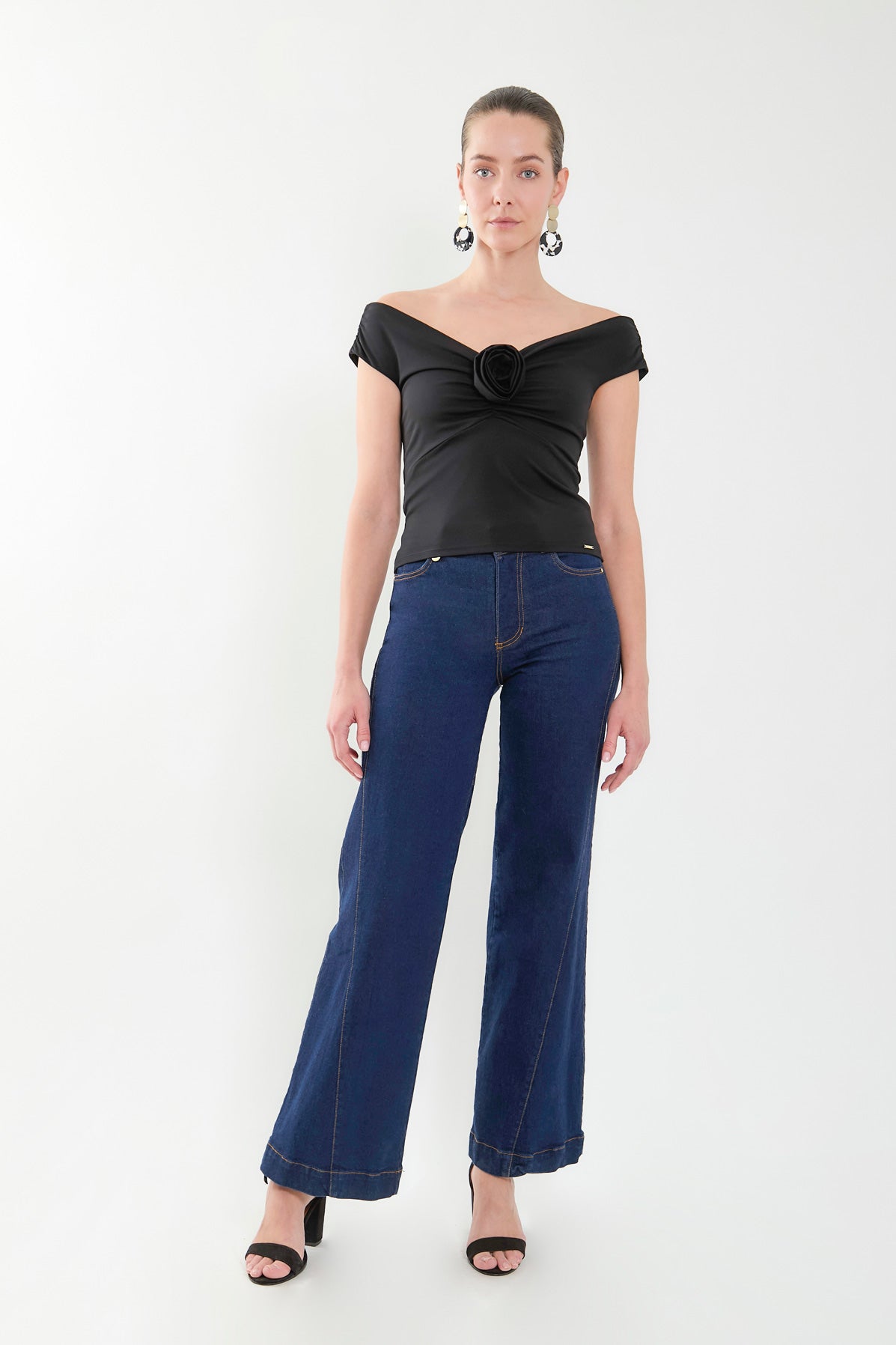 Blusa off shoulder en punto detalle escote con flor