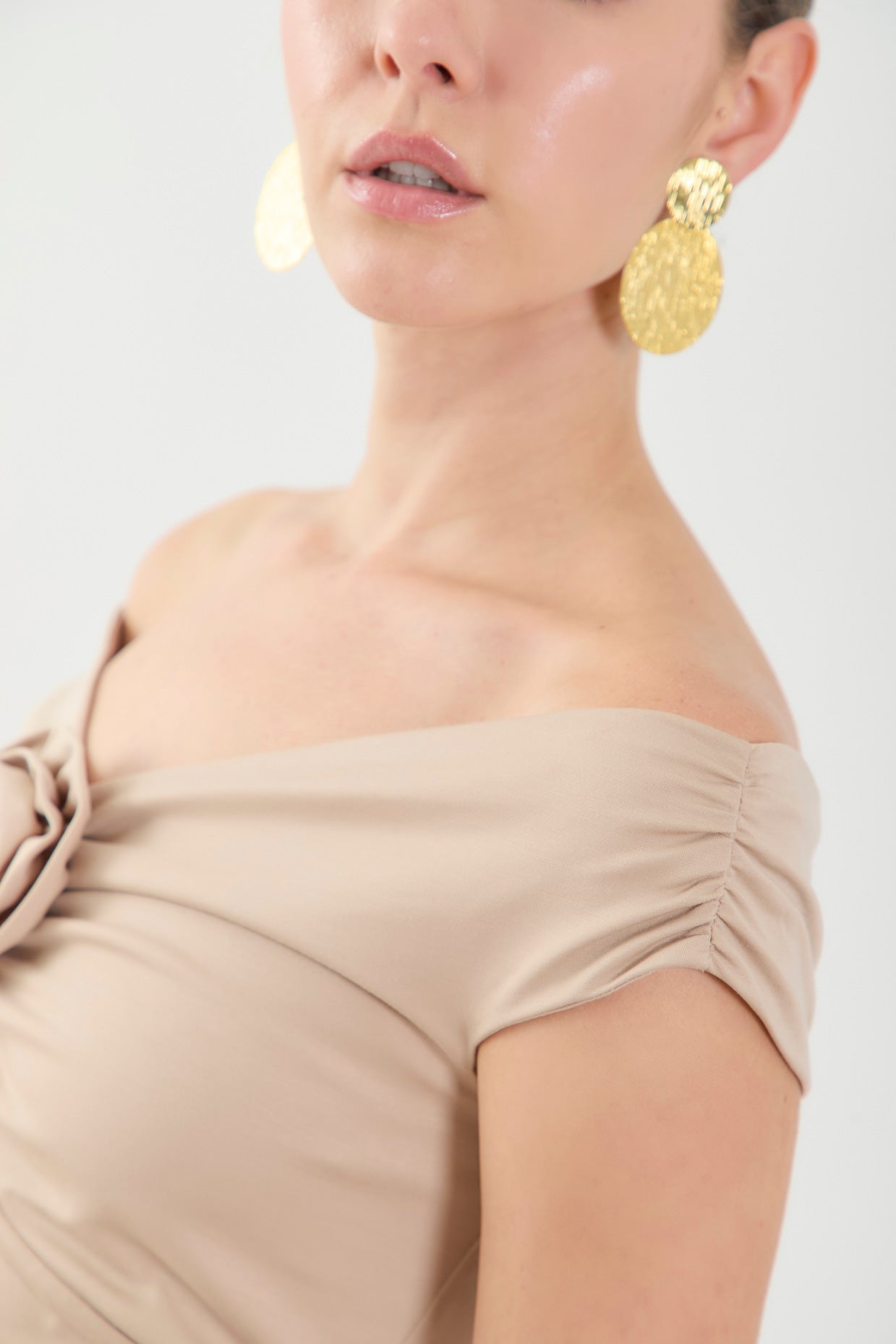 Blusa off shoulder en punto detalle escote con flor