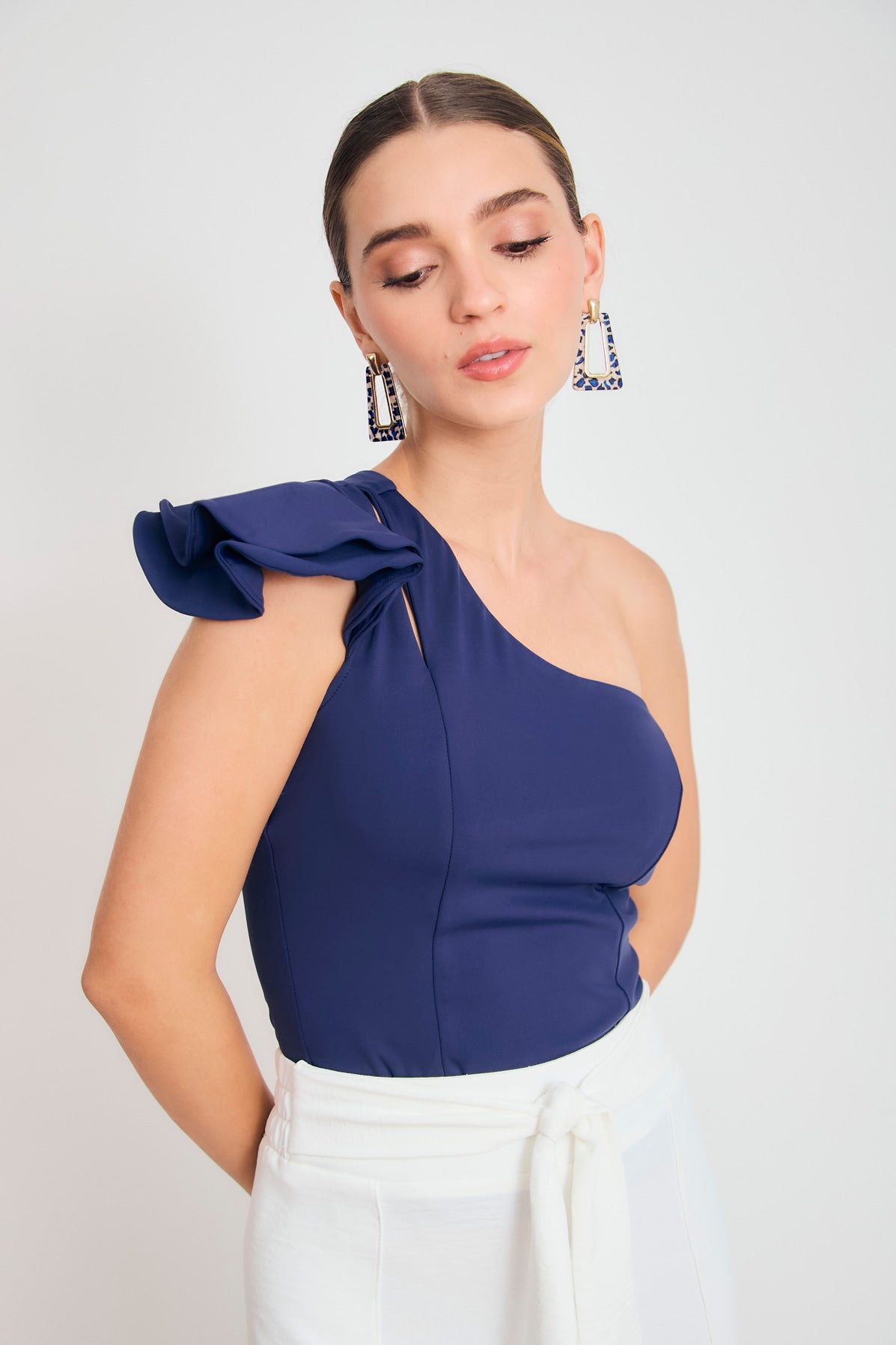 Blusa solo hombro capas