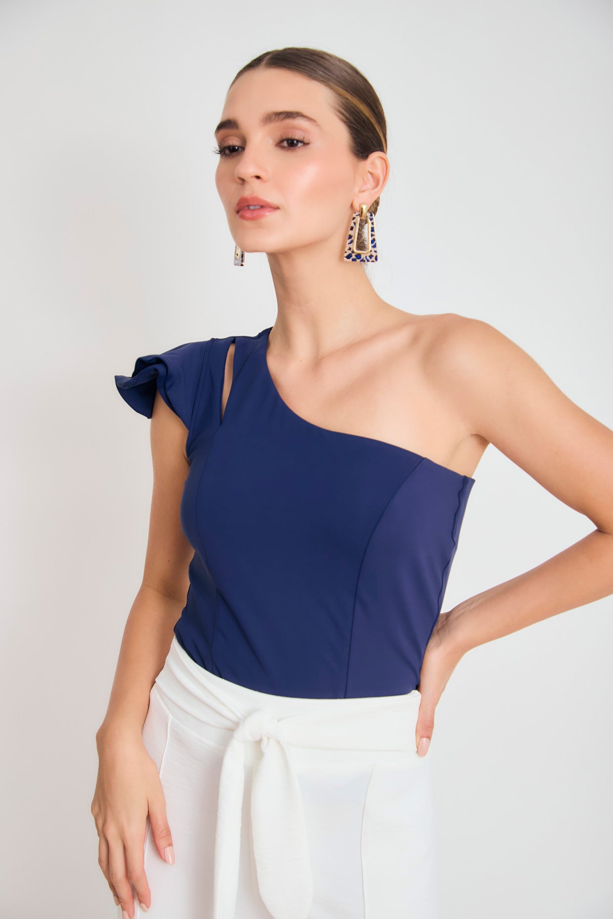 Blusa solo hombro capas