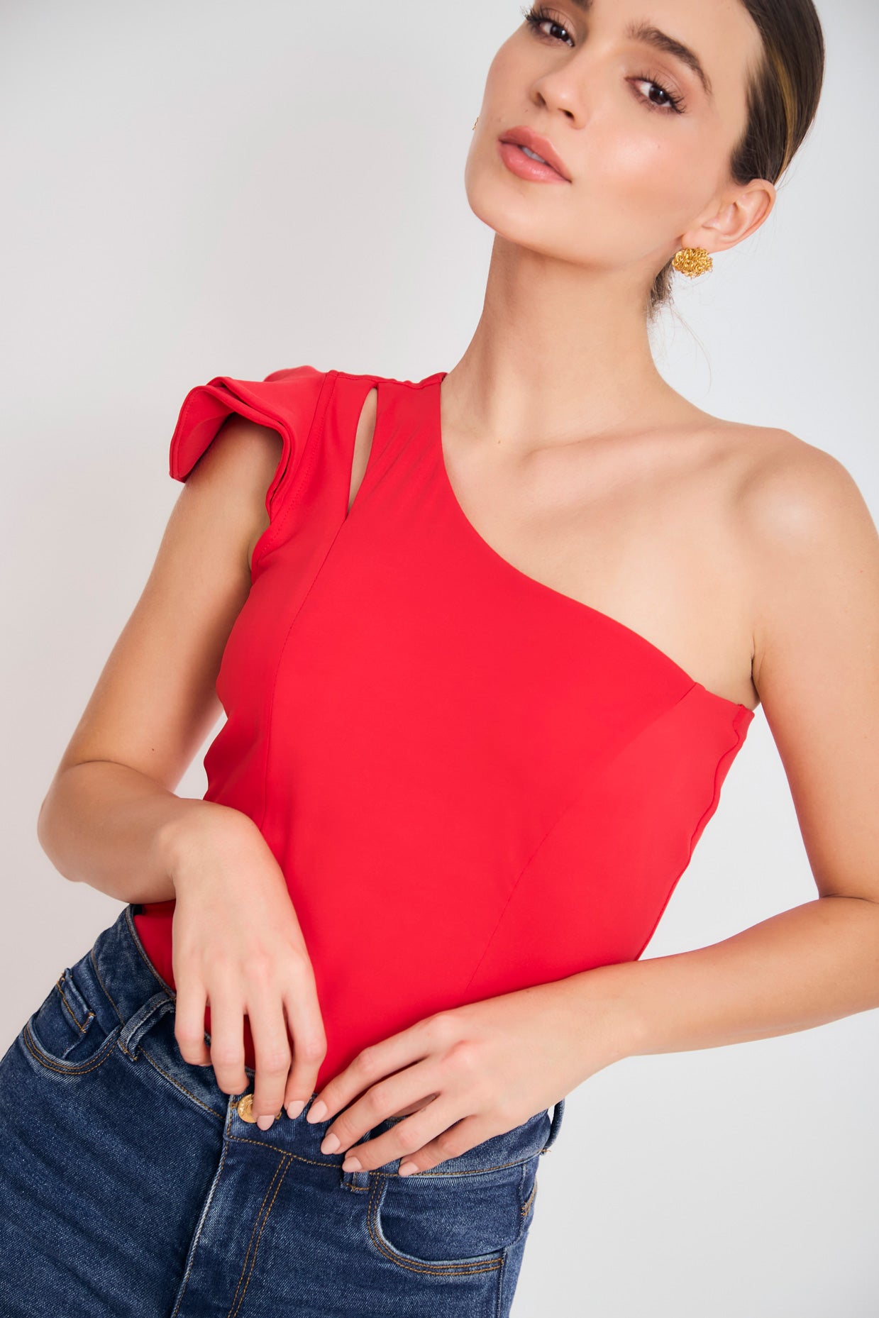 Blusa solo hombro capas