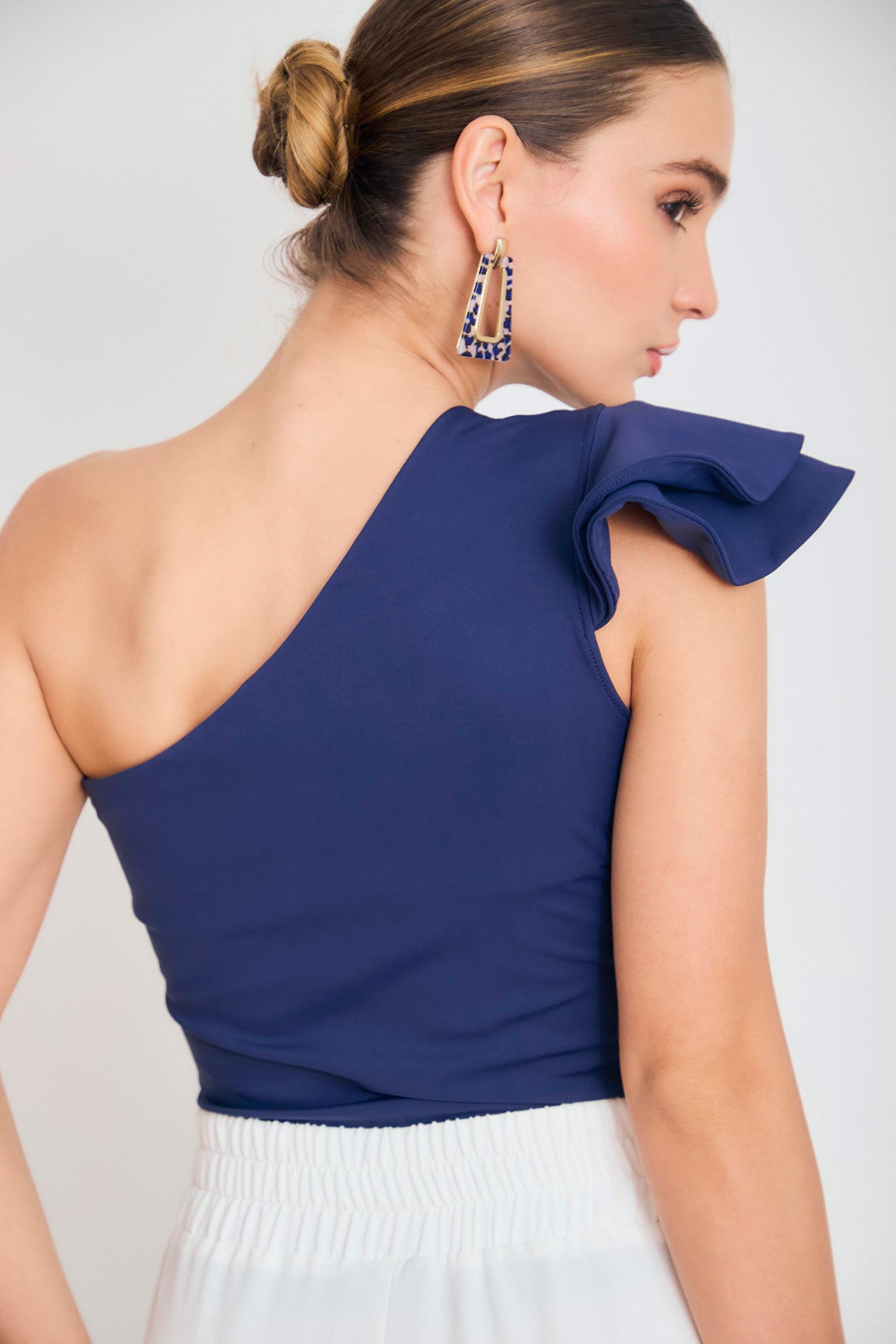 Blusa solo hombro capas