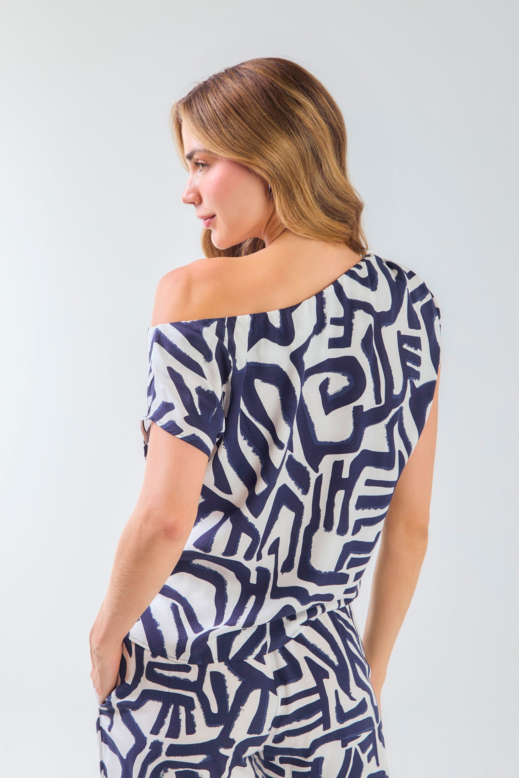 Blusa solo hombro asimetrica