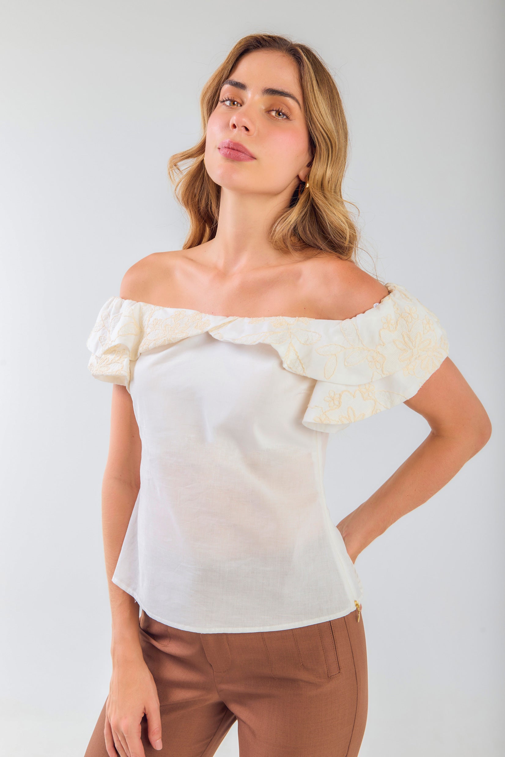 Blusa off shoulder bordada