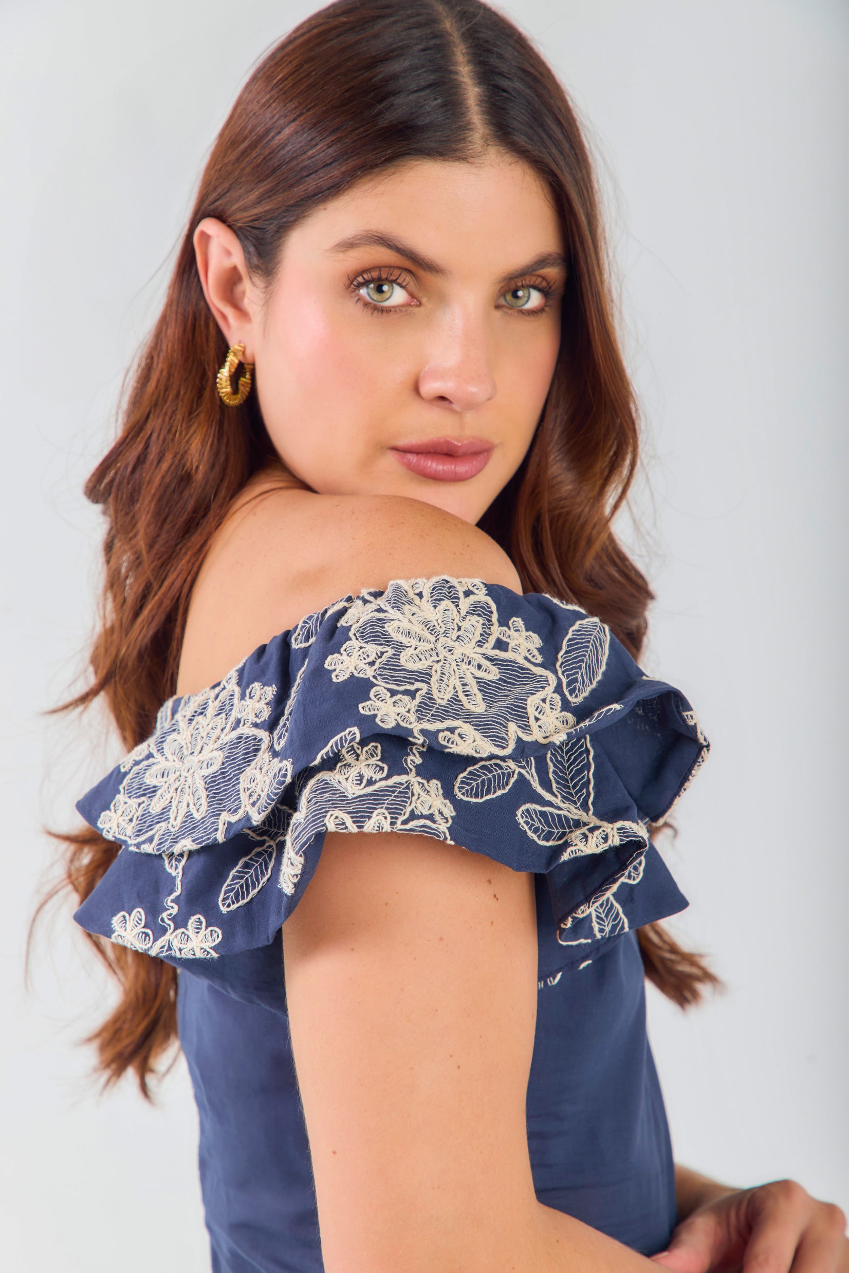 Blusa off shoulder bordada