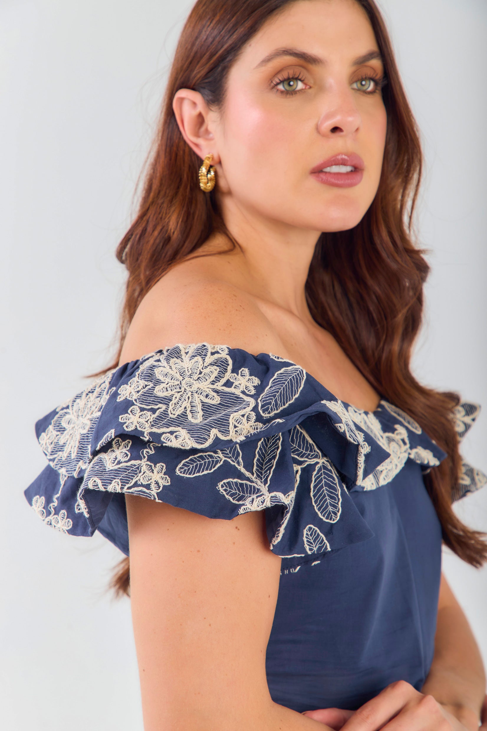 Blusa off shoulder bordada