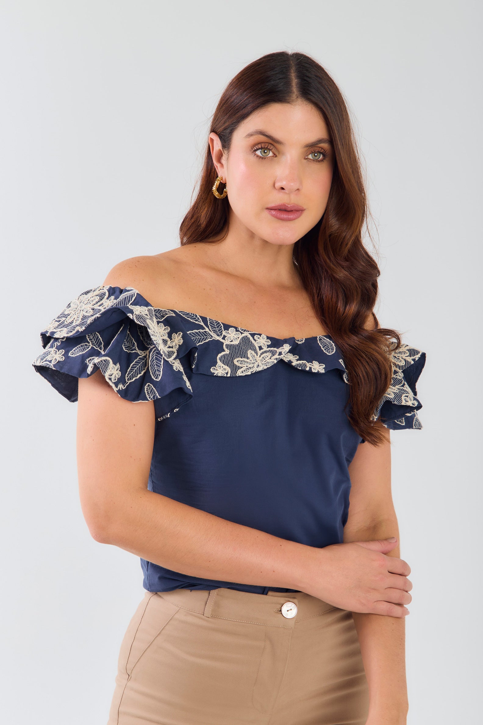 Blusa off shoulder bordada