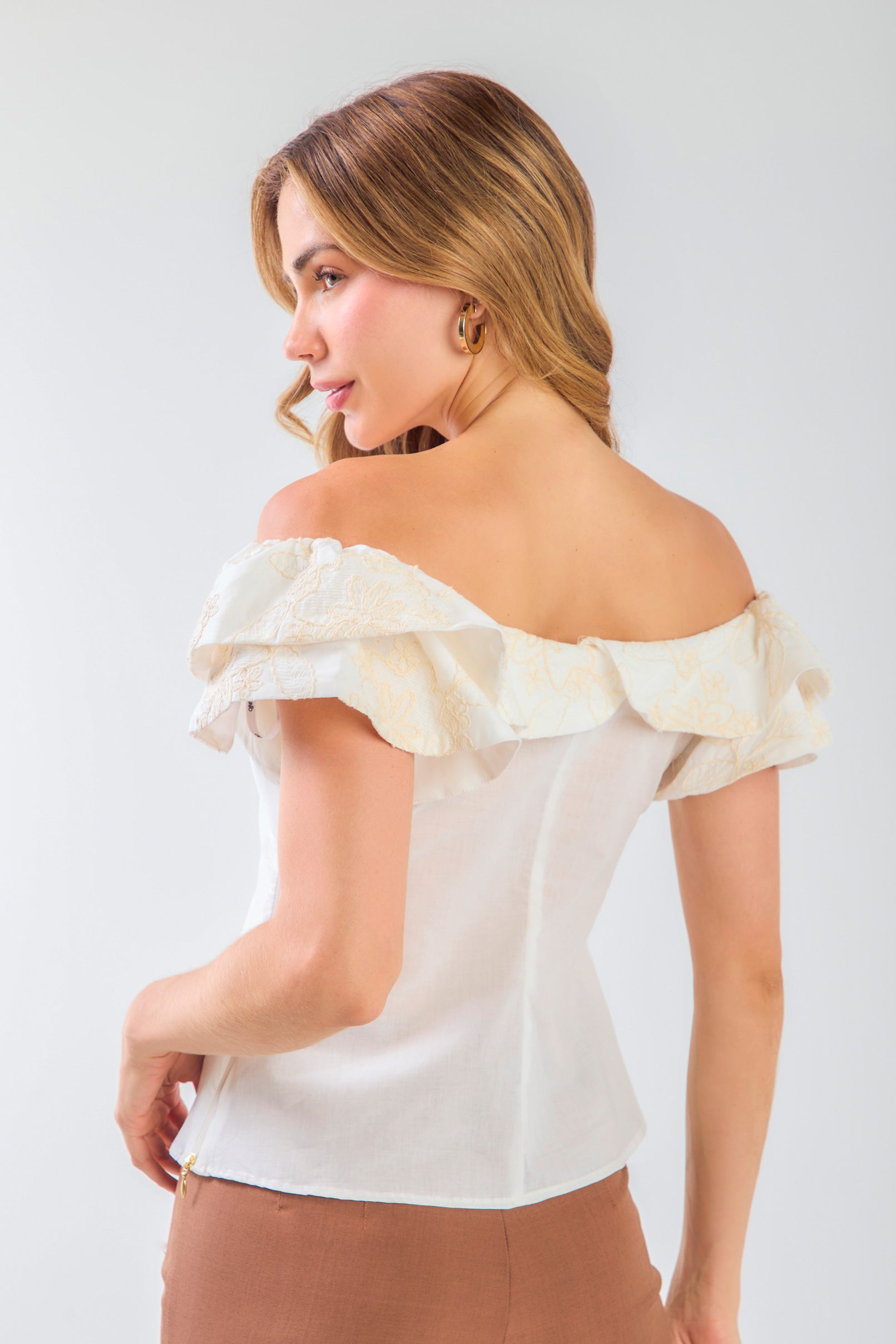 Blusa off shoulder bordada