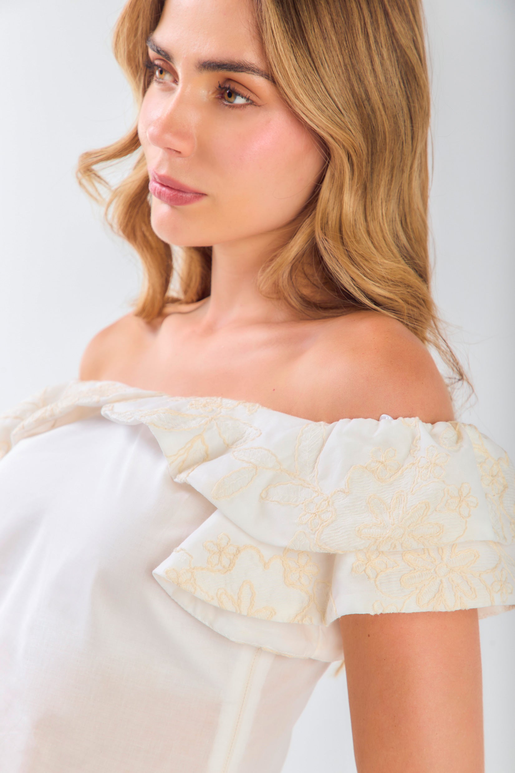 Blusa off shoulder bordada