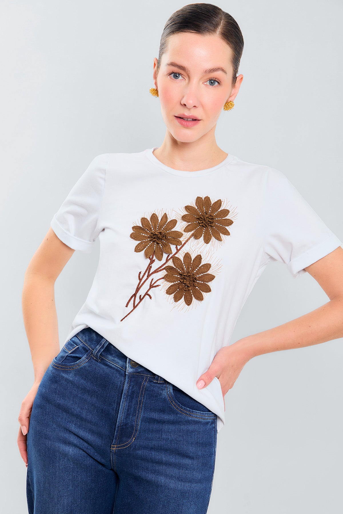 Tee shirt manga corta bordada con flor 3d