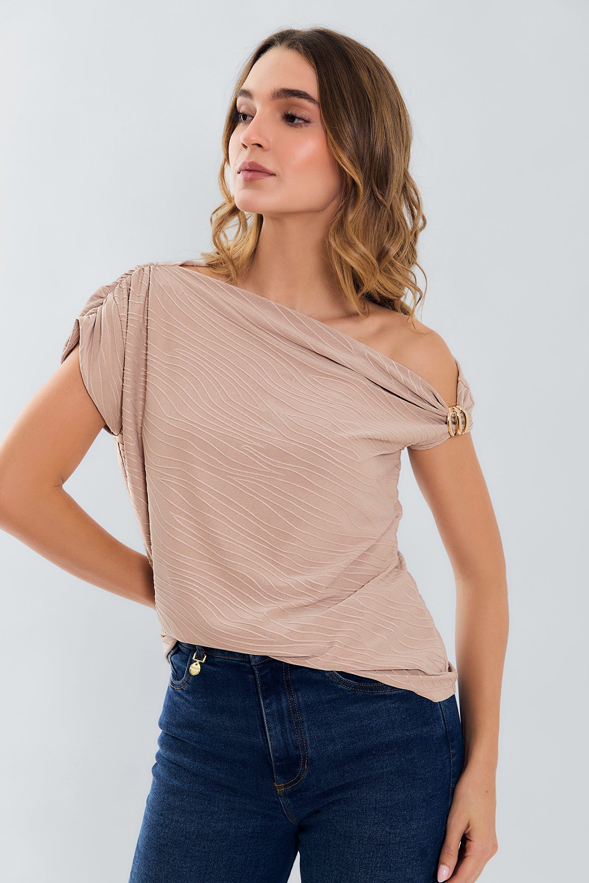 Blusa solo hombro manga surcida con herraje