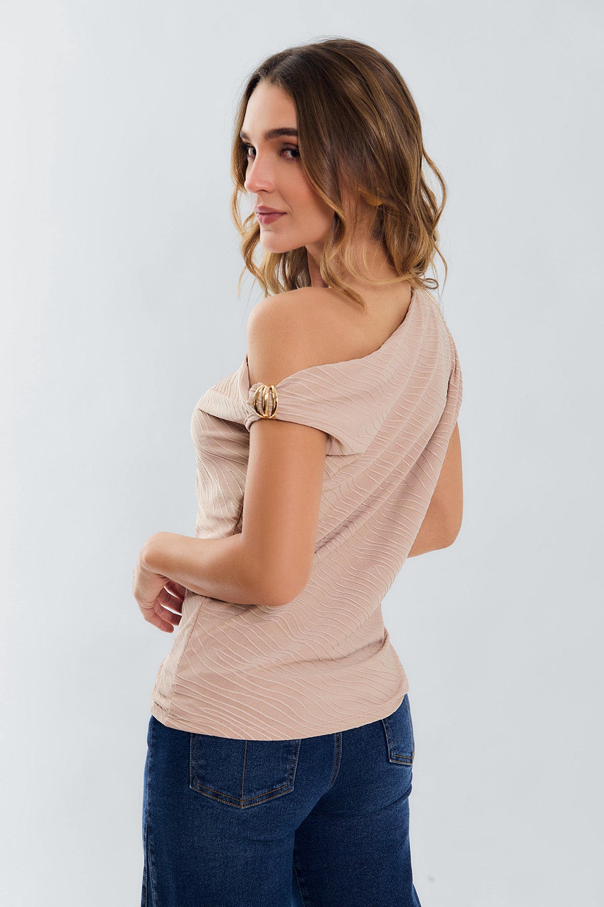Blusa solo hombro manga surcida con herraje